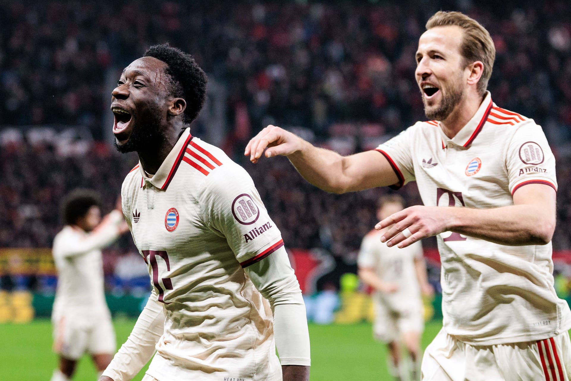 Alphonso Davies (l.) und Harry Kane: Beide trafen in Leverkusen.