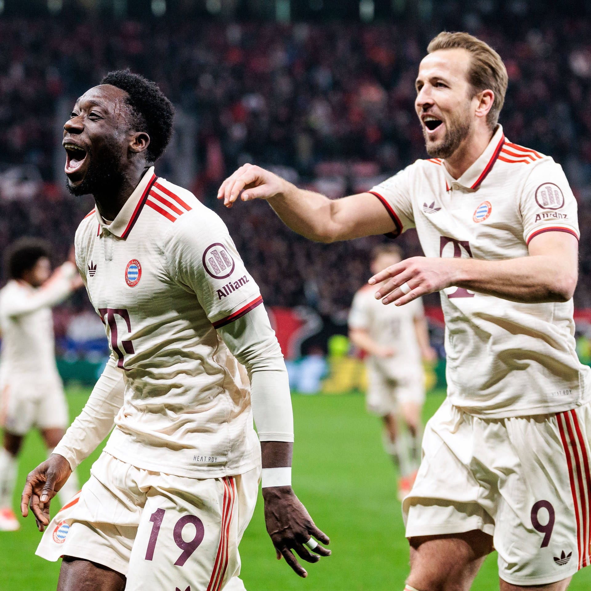 Alphonso Davies (l.) und Harry Kane: Beide trafen in Leverkusen.