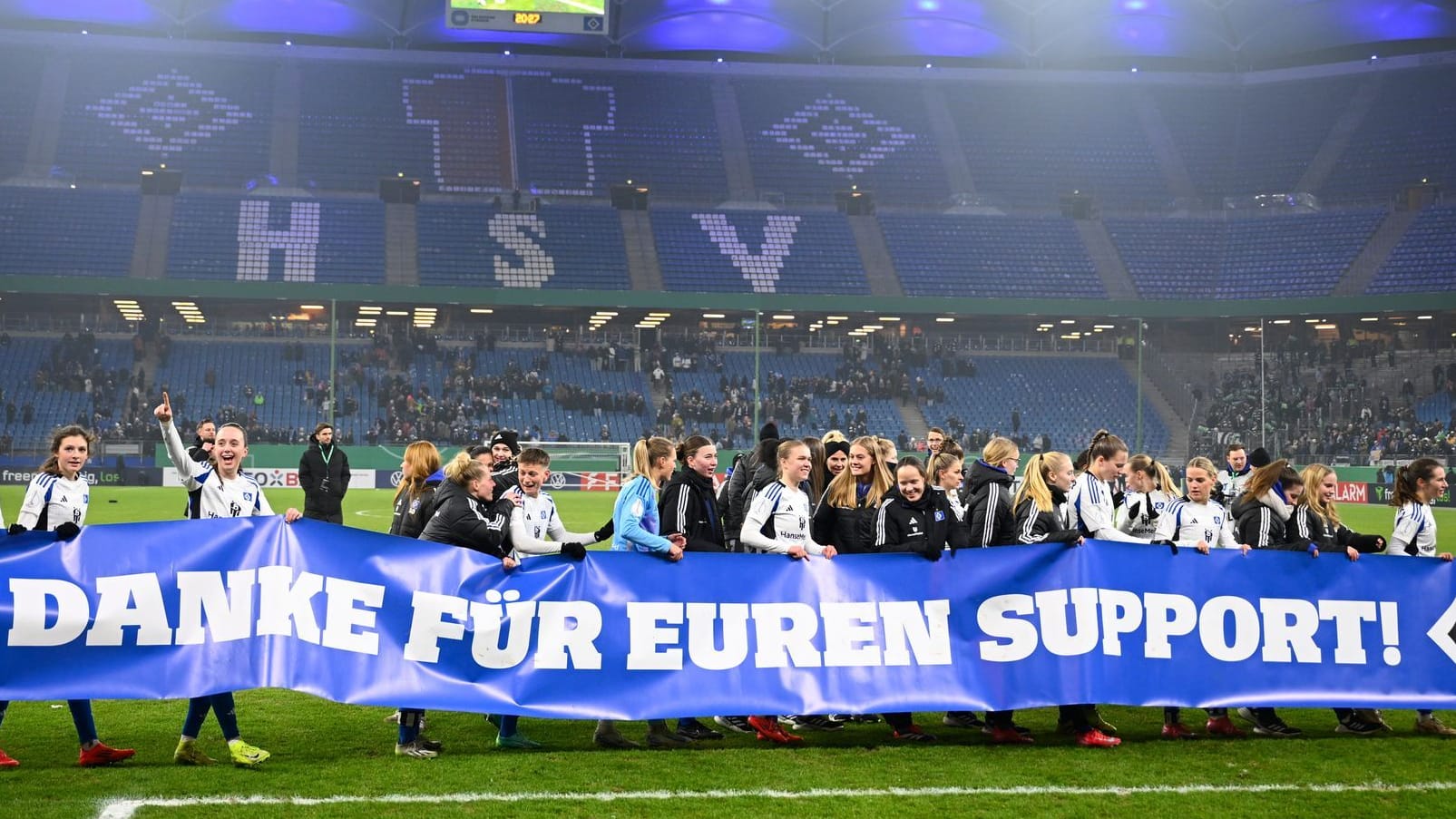 HSV-Spielerinnen bedanken sich nach dem Halbfinal-Sieg (Archivbild): Beim Nordderby im Volkspark spielen die Frauen vor einer Rekord-Kulisse.