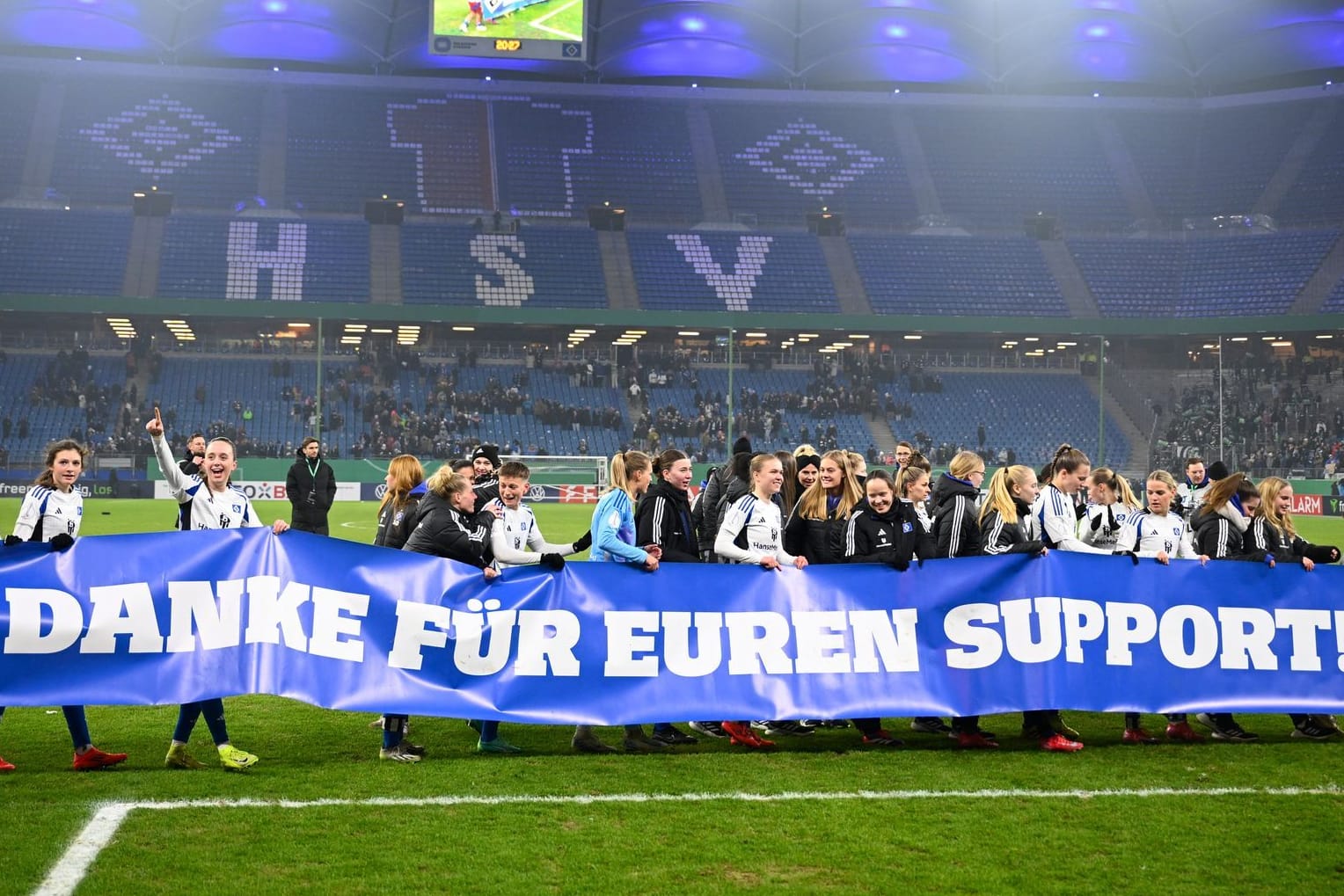 HSV-Spielerinnen bedanken sich nach dem Halbfinal-Sieg (Archivbild): Beim Nordderby im Volkspark spielen die Frauen vor einer Rekord-Kulisse.