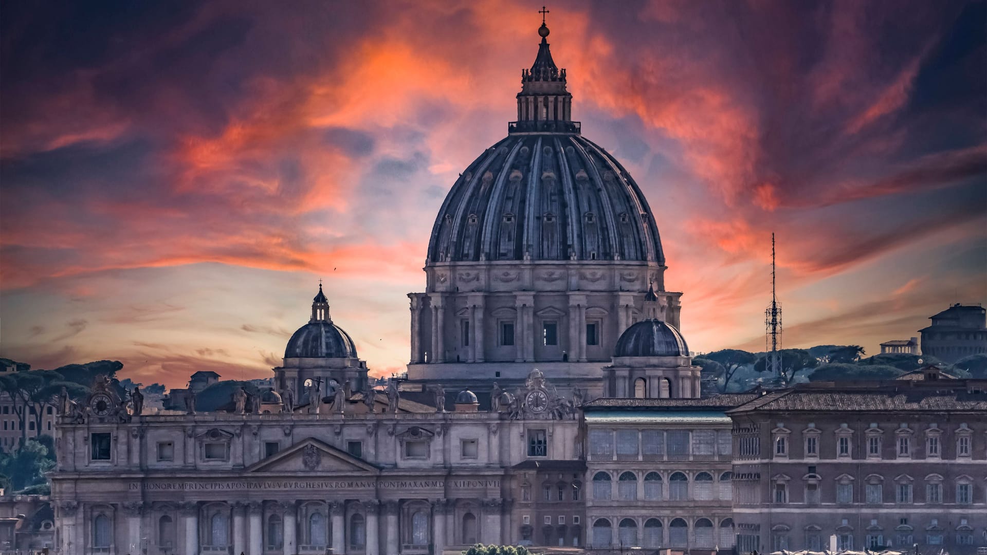 Der Petersdom in Rom bei Sonnenuntergang: Hier entfalten sich Mythen wie der des rätselhaften Kotstuhls der Päpste.