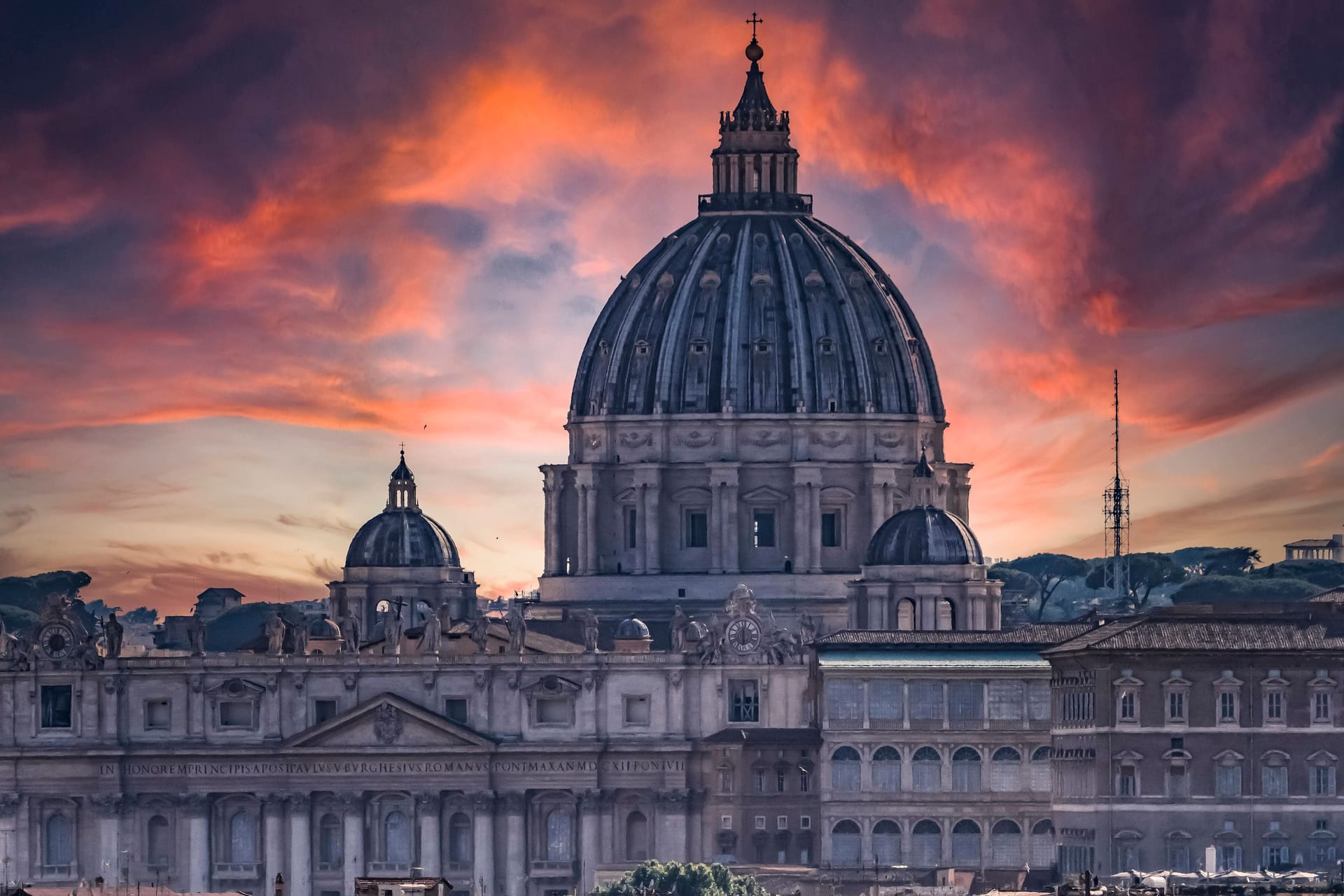 Der Petersdom in Rom bei Sonnenuntergang: Hier entfalten sich Mythen wie der des rätselhaften Kotstuhls der Päpste.