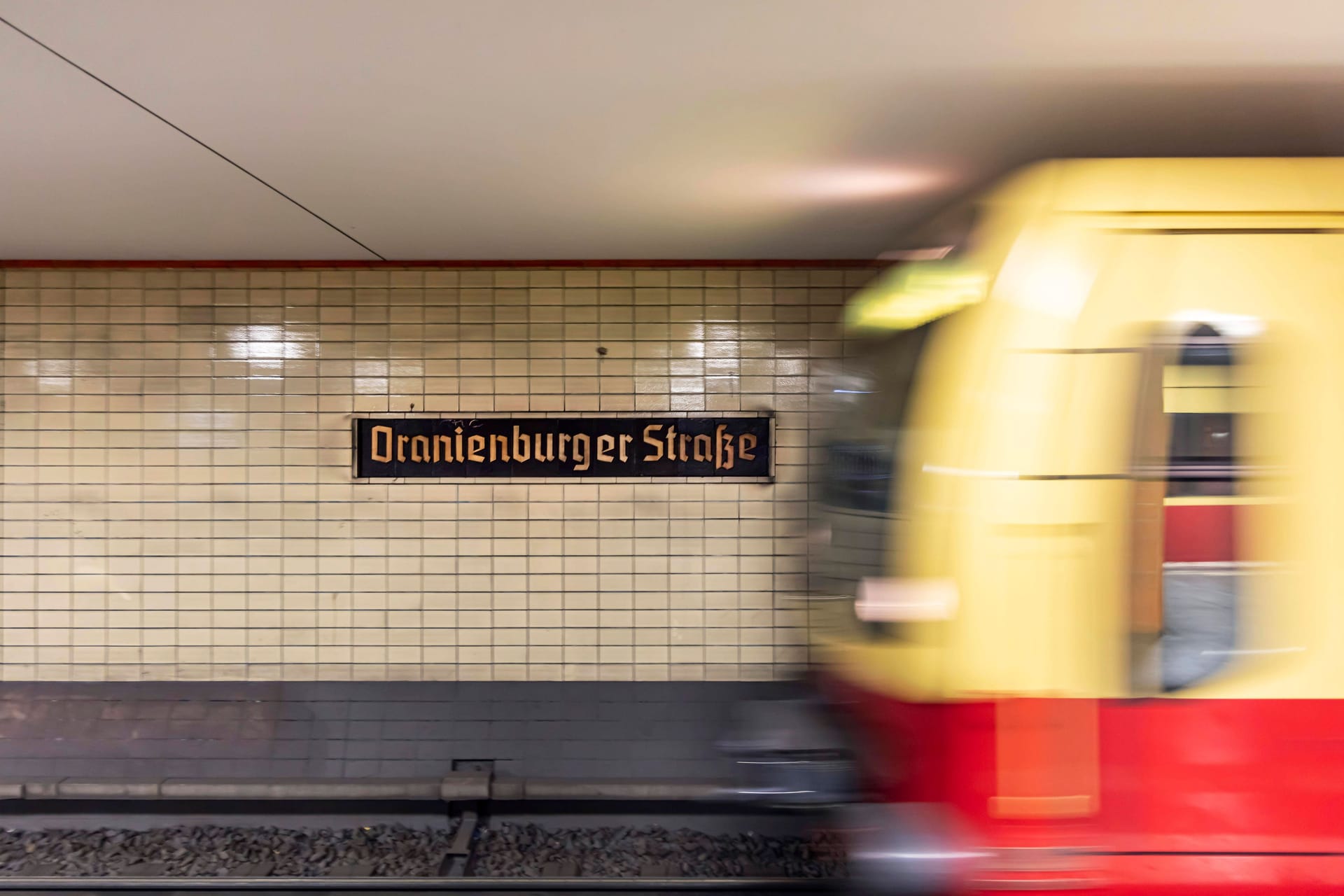 ÖPNV, Öffentlicher Personennahverkehr in Berlin, S-Bahn Haltestelle Oranienburger Straße mit einfahrender S-Bahn, Stationsschild, Berlin, Deutschland, Europa