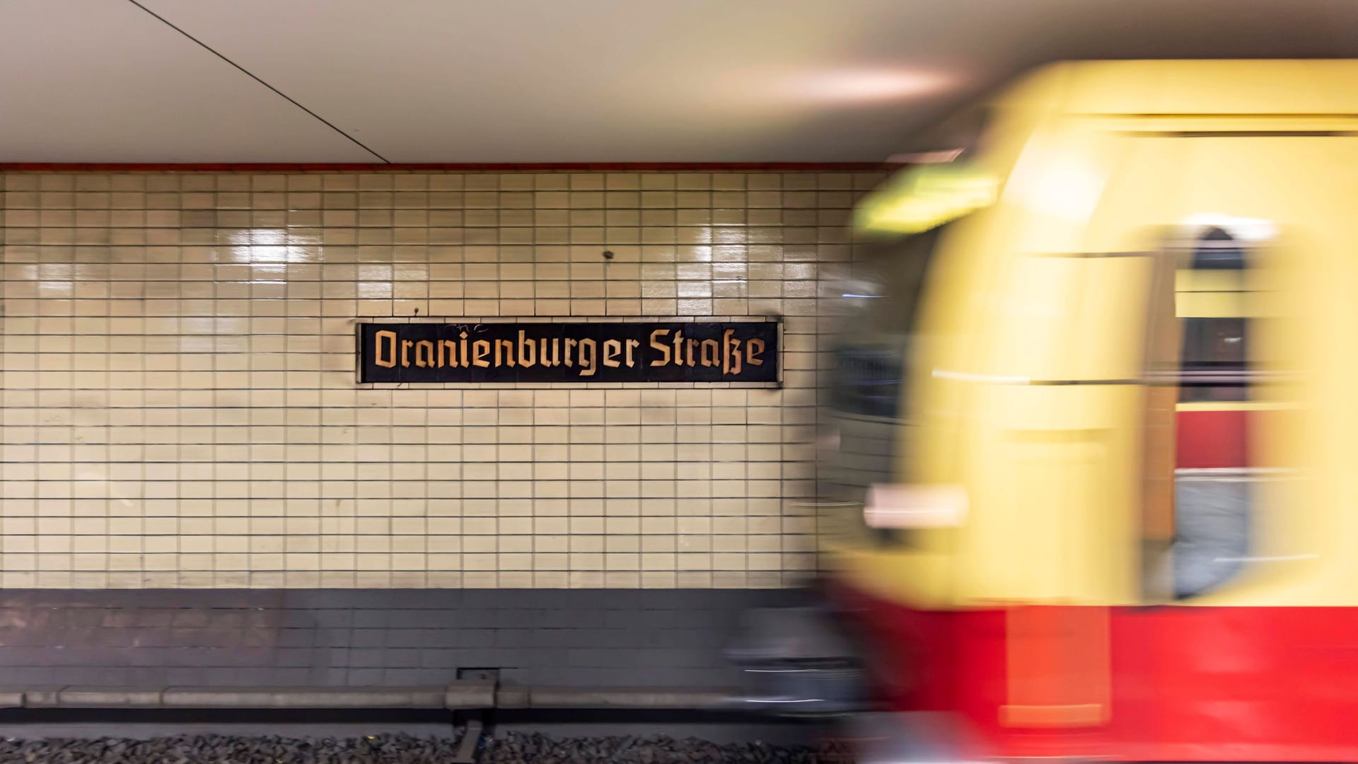 ÖPNV, Öffentlicher Personennahverkehr in Berlin, S-Bahn Haltestelle Oranienburger Straße mit einfahrender S-Bahn, Stationsschild, Berlin, Deutschland, Europa