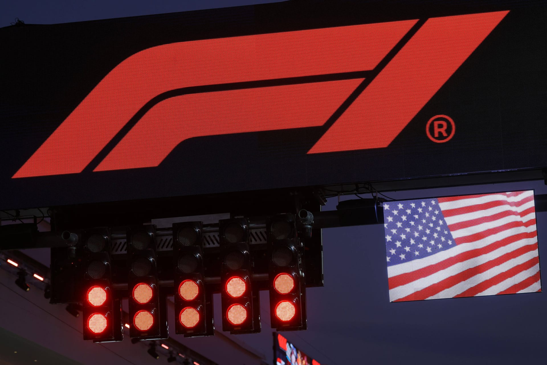 US-Flagge unter dem Formel-1-Logo beim Großen Preis von Las Vegas 2024: Die Rennserie bekommt ein neues Team.