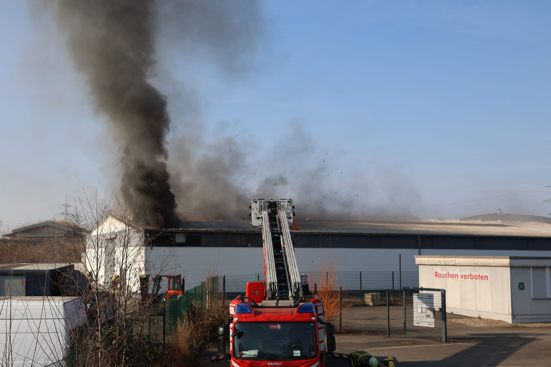 Bei einem Brand in einer Lagerhalle in Essen-Dellwig wurden möglicherweise Asbestpartikel freigesetzt. Es wurde Umweltalarm ausgelöst.