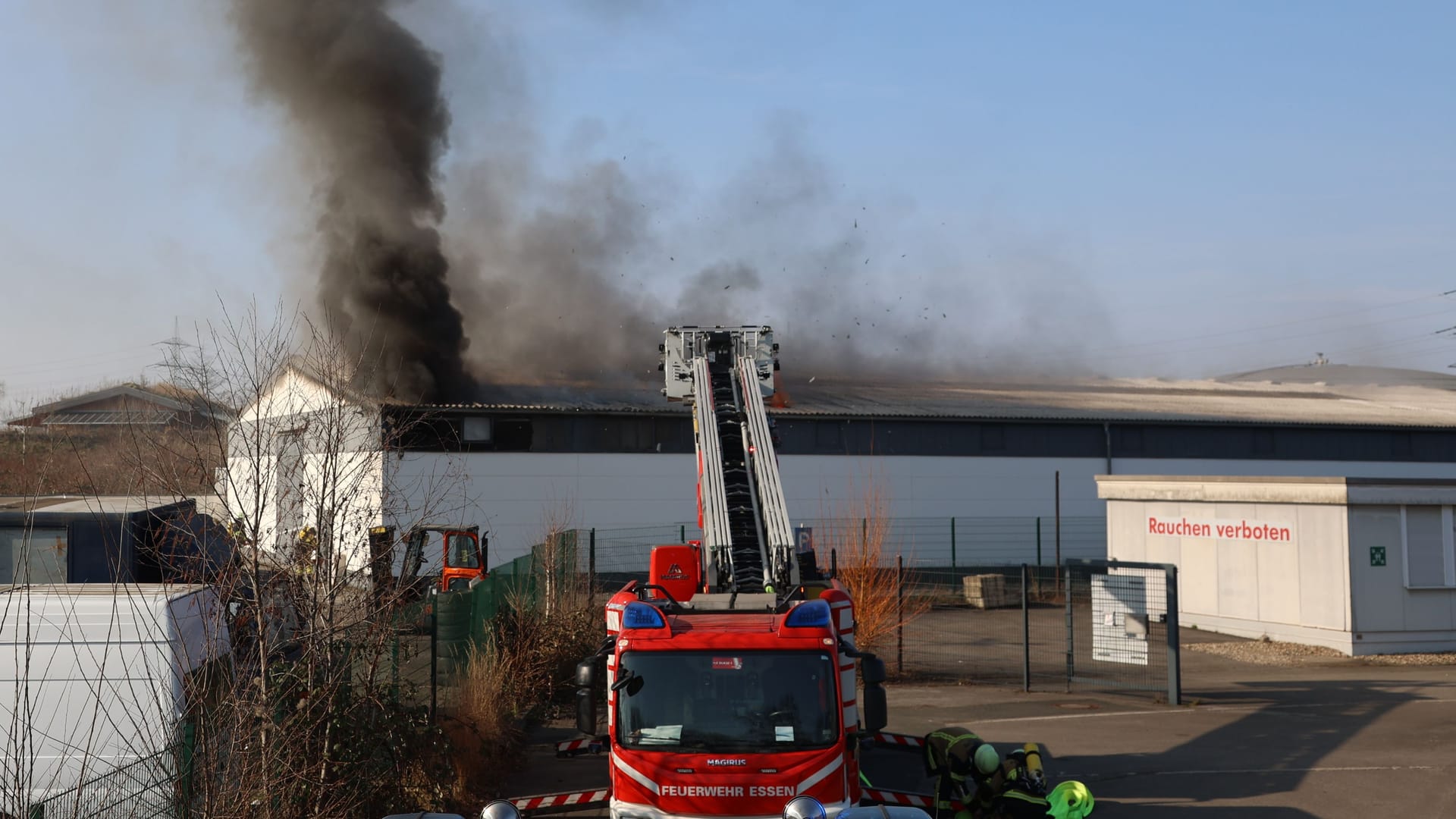 Bei einem Brand in einer Lagerhalle in Essen-Dellwig wurden möglicherweise Asbestpartikel freigesetzt. Es wurde Umweltalarm ausgelöst.