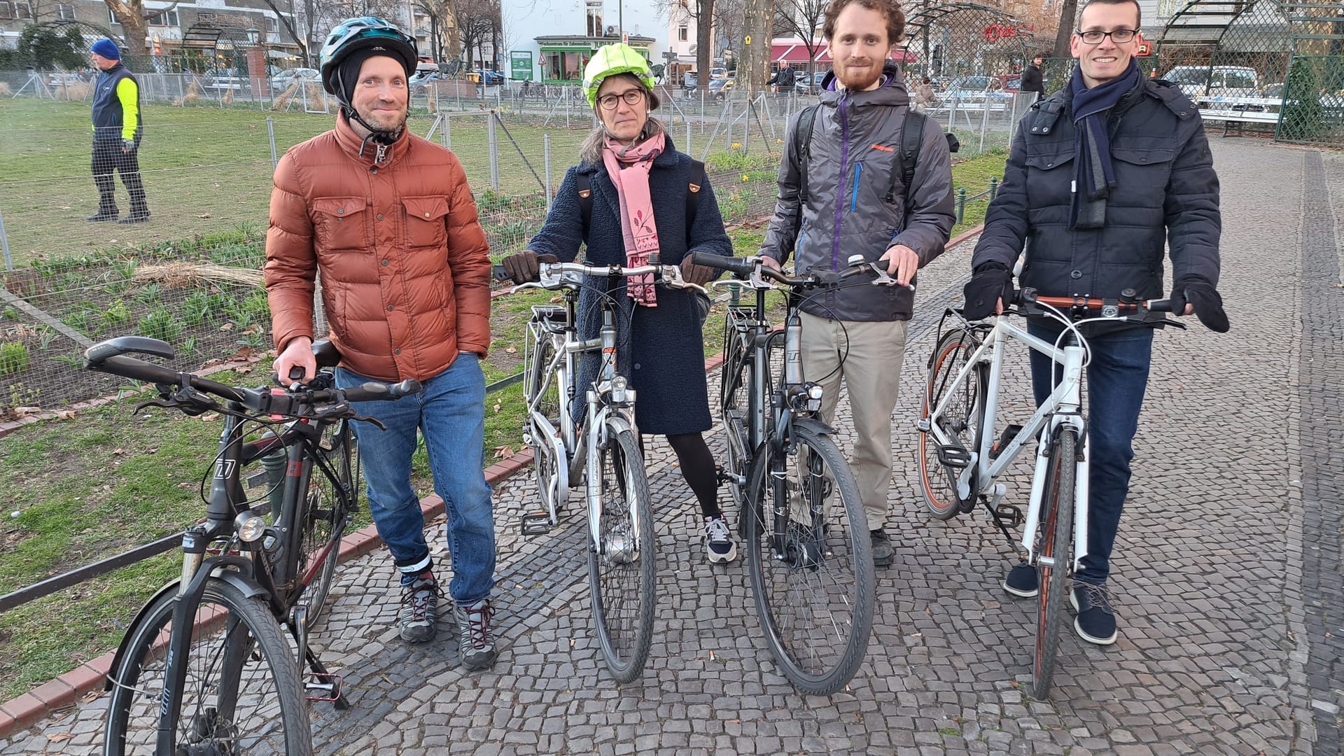 Demonstranten der Fahrraddemo in der Kantstraße