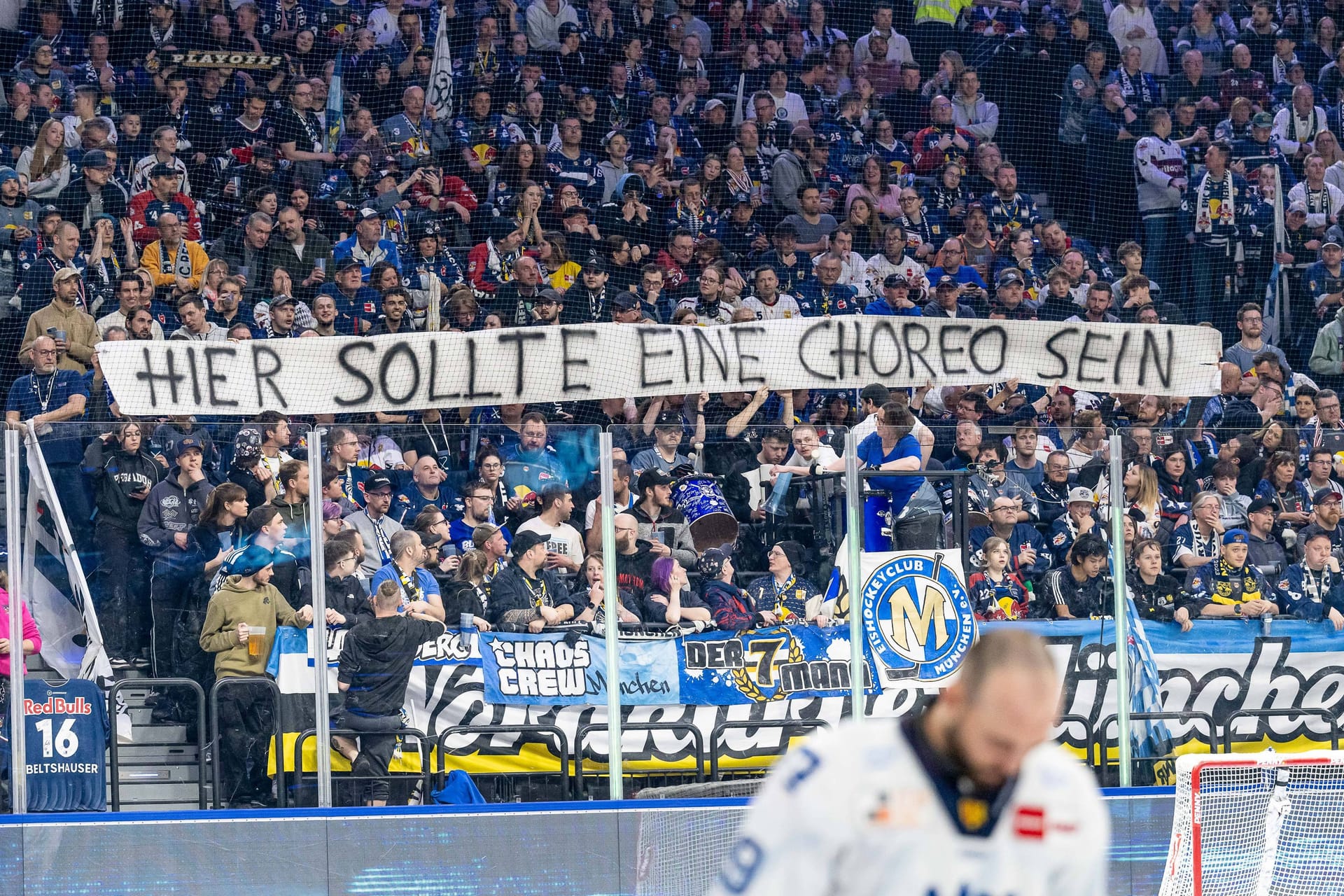 Die Münchner Fans halten ein Transparent mit der Botschaft "Hier sollte eine Choreo sein" in die Luft: