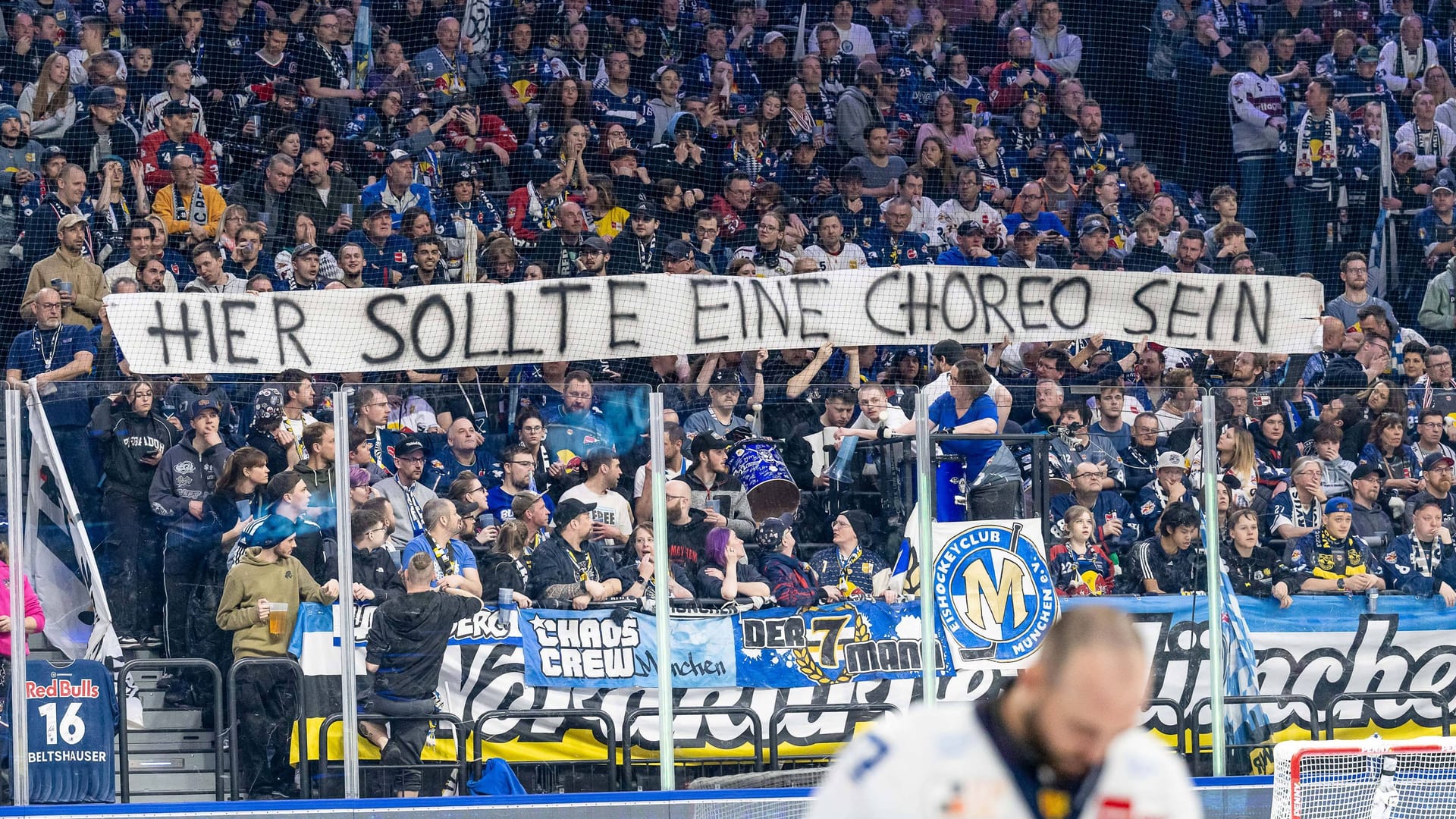 Die Münchner Fans halten ein Transparent mit der Botschaft "Hier sollte eine Choreo sein" in die Luft: