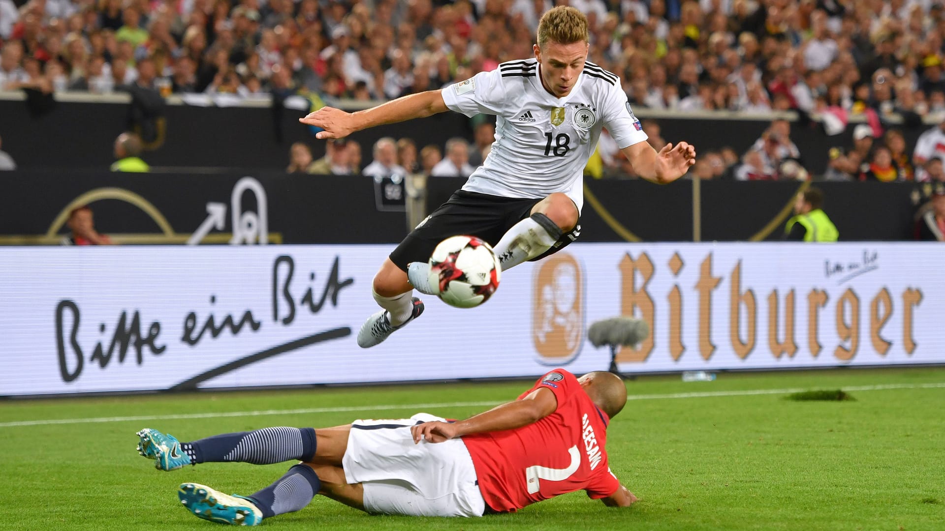 Joshua Kimmich (oben) bei einem Länderspiel 2017: Damals war Bitburger noch Biersponsor des DFB (siehe Werbebande).