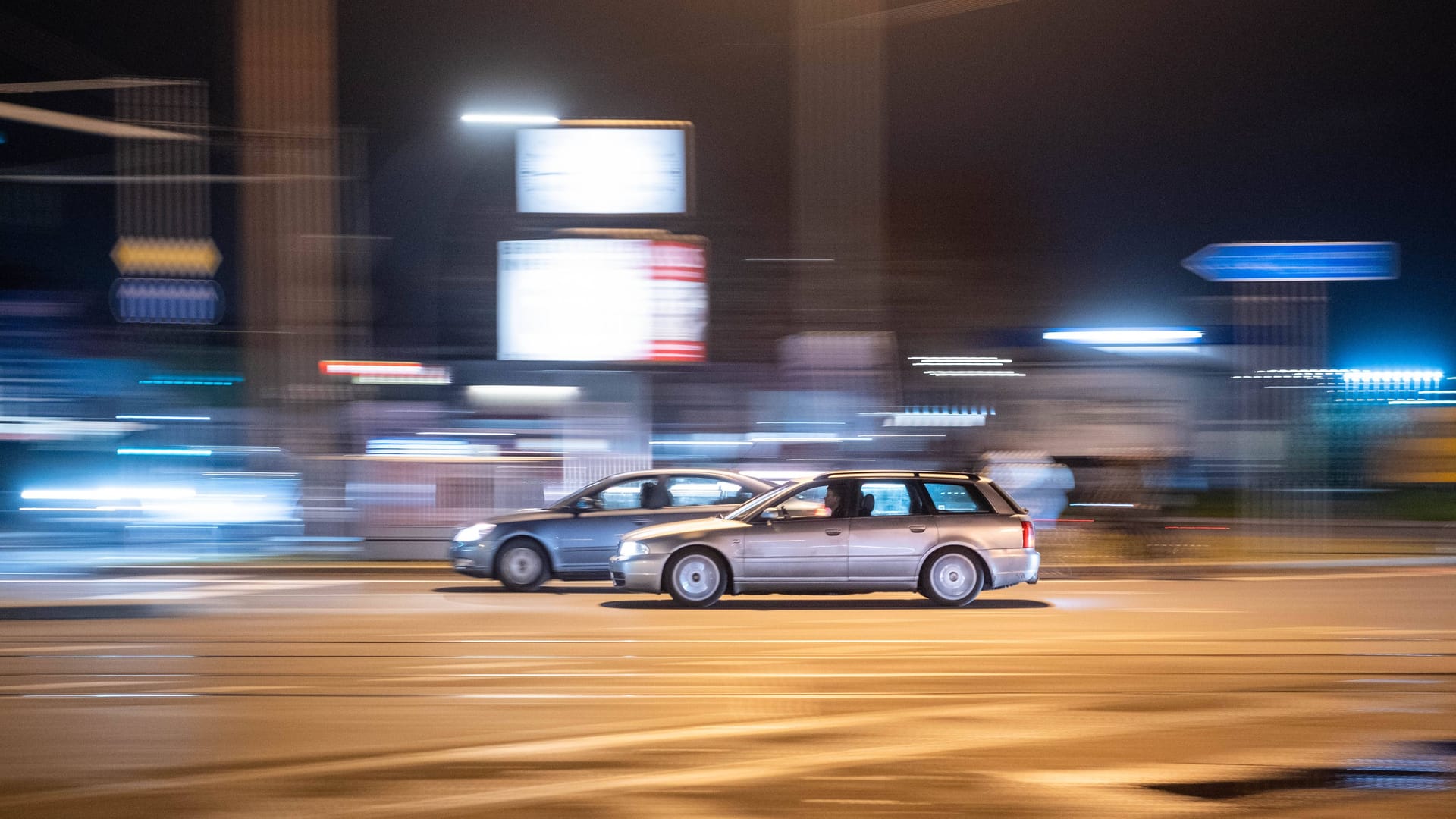 Autos fahren mit hoher Geschwindigkeit durch Berlin: In Kreuzberg sind Polizisten bei einem Einsatz verletzt worden.