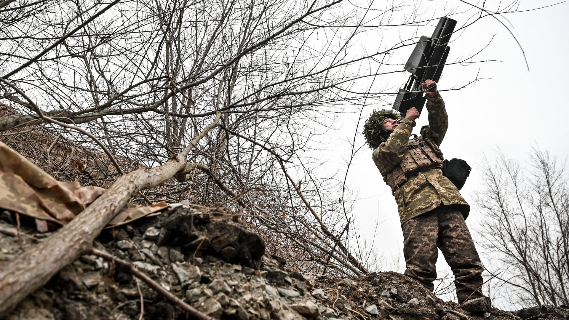 Ukrainischer Soldat mit einem Anti-Drohnen-Gewehr (Archivbild).