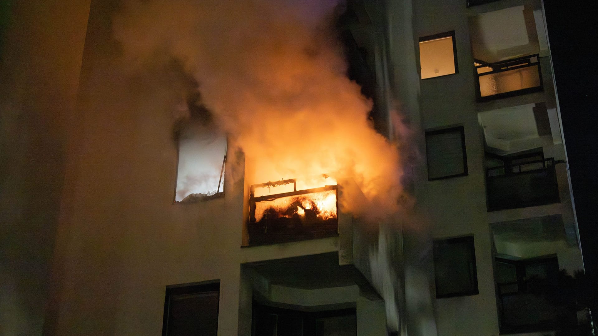 Die betroffene Wohnung: Sie brannte beim Eintreffen der Feuerwehr lichterloh.