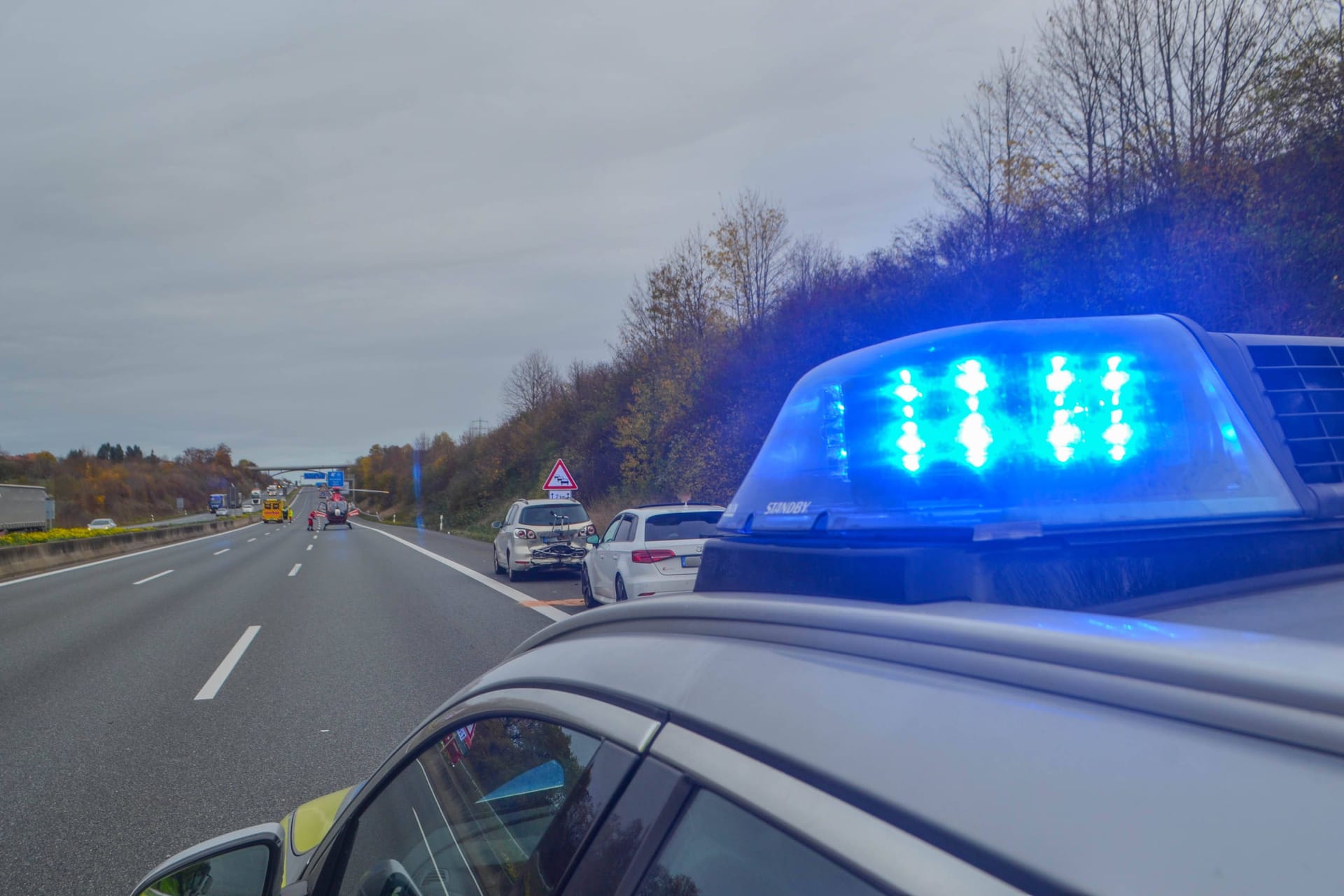 Ein Polizeiauto bei einem Unfall auf der Autobahn (Symbolbild):