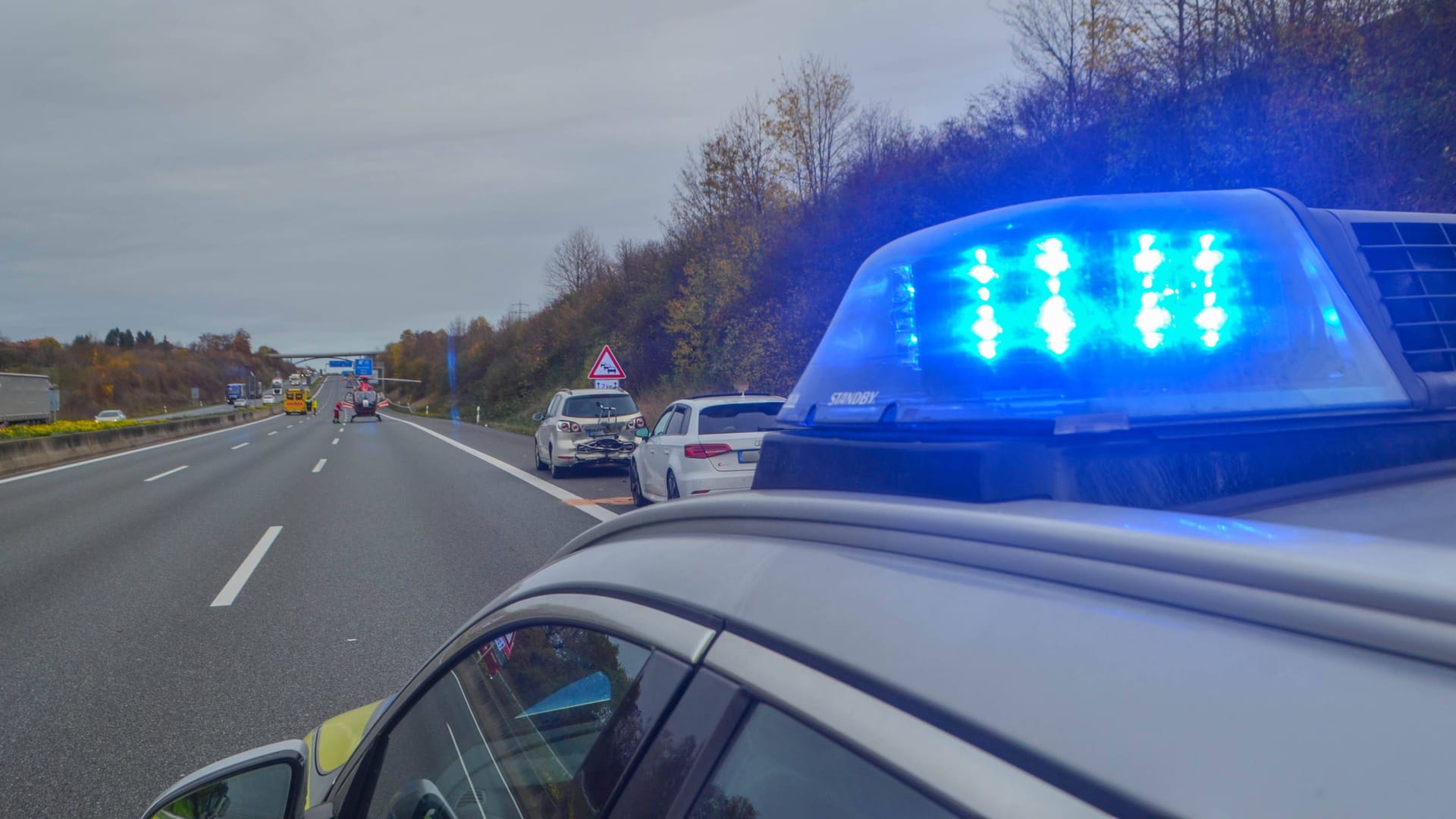 Ein Polizeiauto bei einem Unfall auf der Autobahn (Symbolbild):