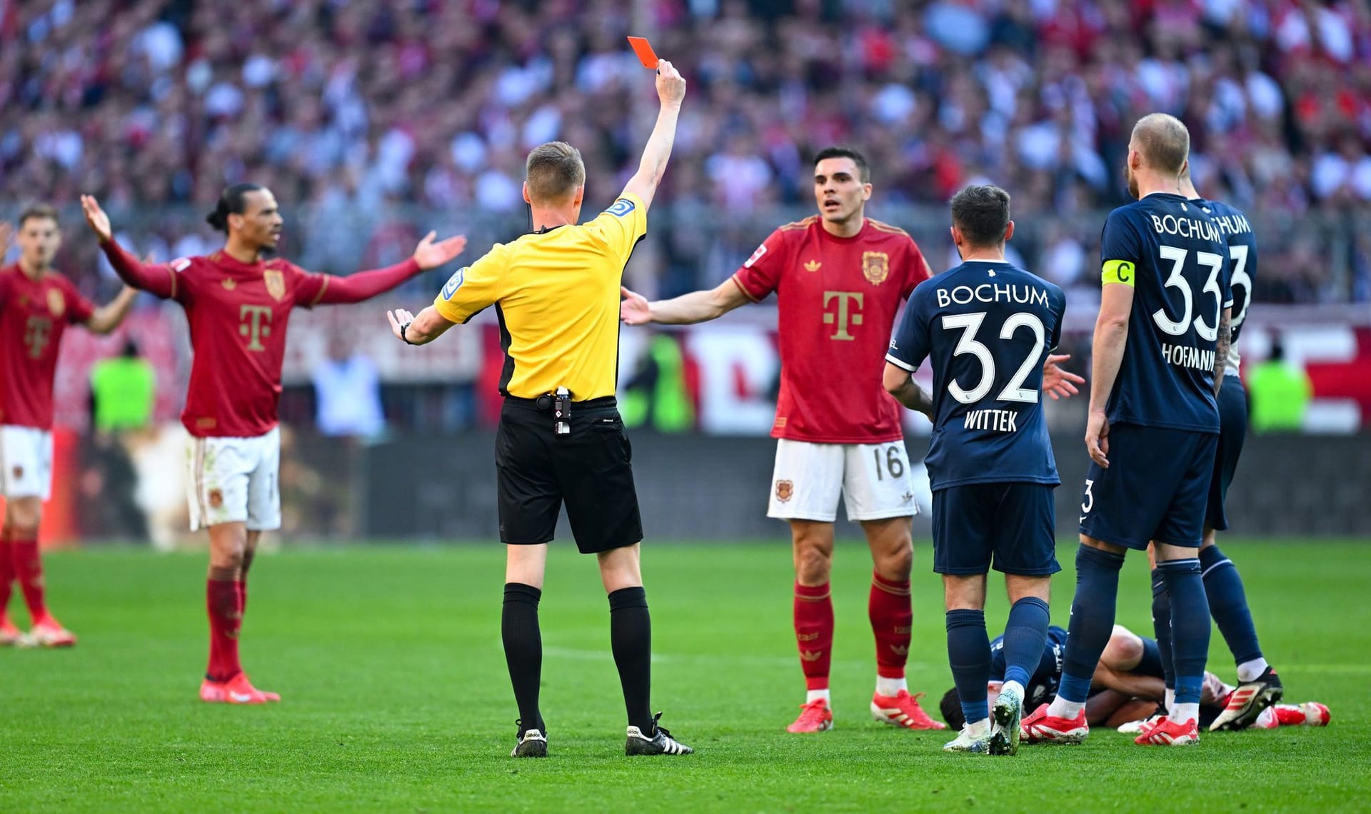 João Palhinha: Bekam mal wieder eine wichtige Bewährungschance in der Startelf. Konnte sie allerdings nicht nutzen, weil er nach überhartem Einsteigen kurz vor der Pause mit Rot vom Platz flog. Komplett unnötige Aktion, erst recht in so einem Spiel und bei diesem Spielstand. Wird immer mehr zum 50-Millionen-Missverständnis. Note 6