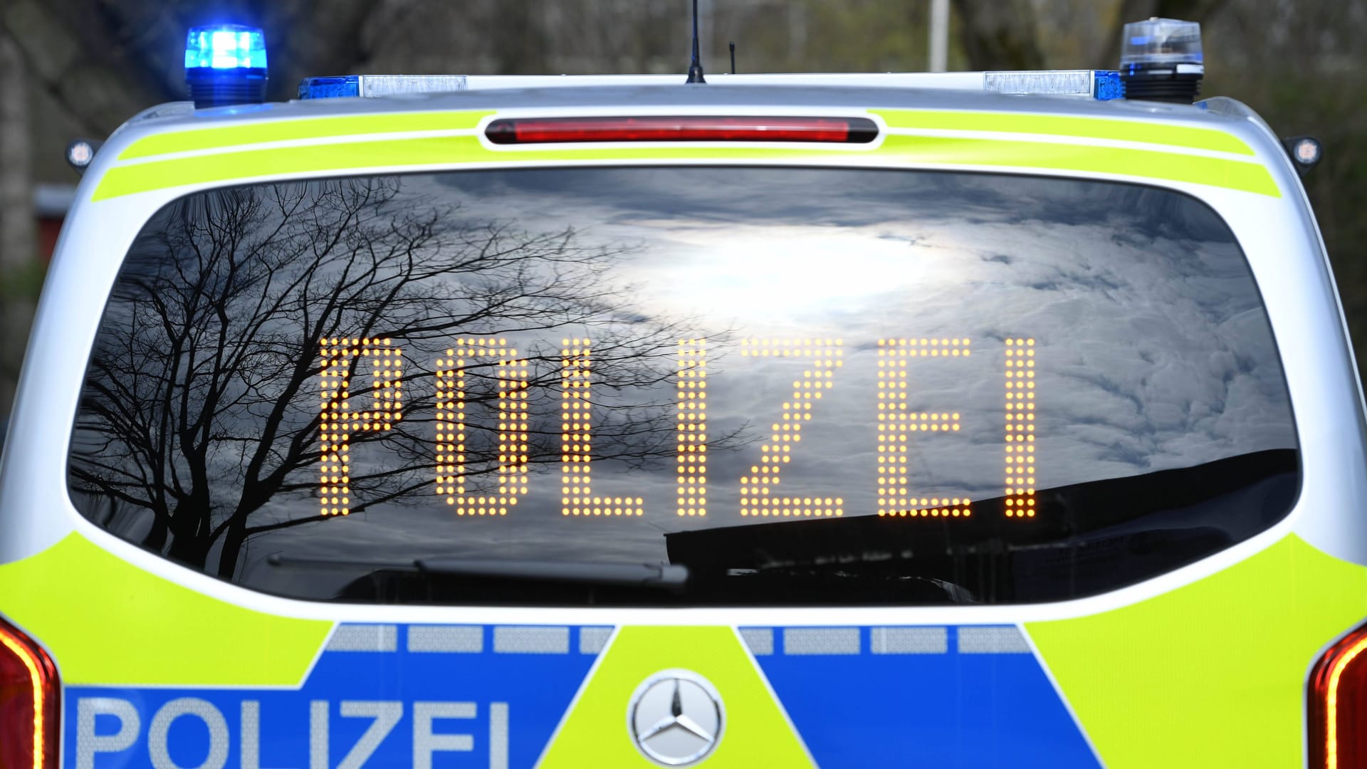 Streifenwagen der Autobahnpolizei (Symbolbild): Beamte stoppten den betrunkenen Fahrer kurz nach seinem Zwischenhalt. Streifenwagen der Autobahnpolizei (Symbolbild): Beamte stoppten den betrunkenen Fahrer kurz nach seinem Zwischenhalt.