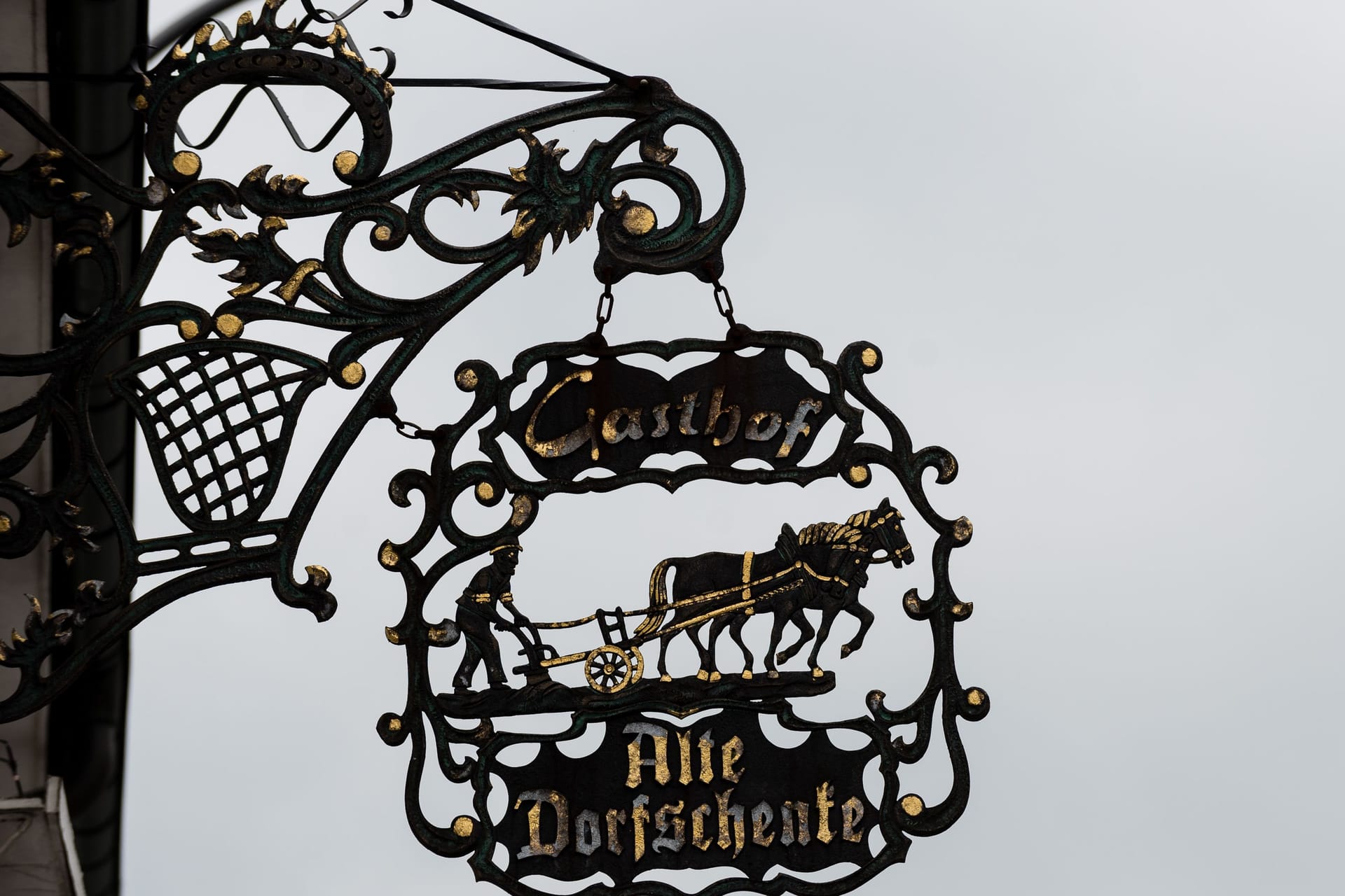 Wappen der Alten Dorfschenke in Rellinghausen (Archivbild): Nach einer Lebensmittelkontrolle musste das Restaurant kurzfristig schließen.