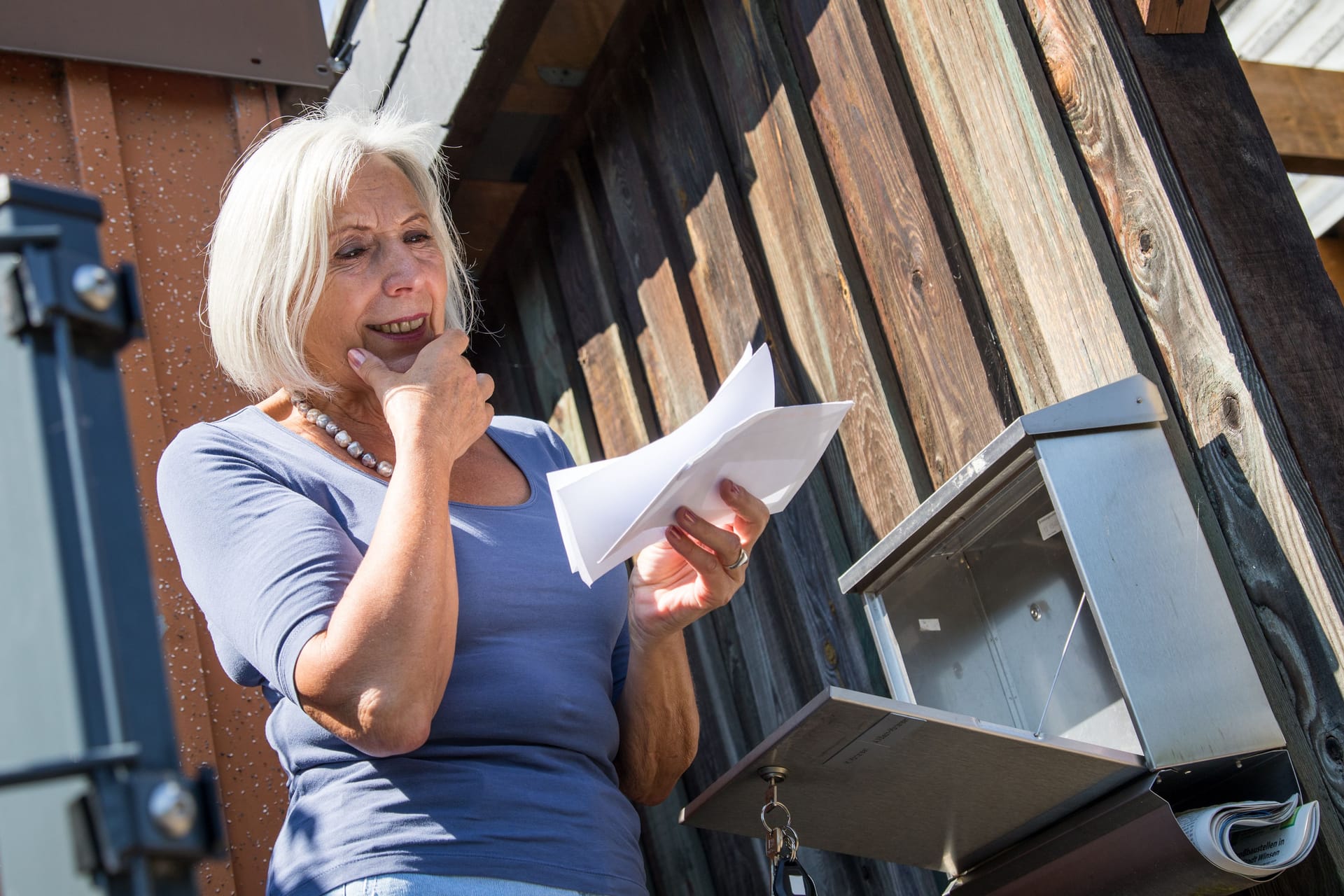 Rentnerin liest einen Brief: Von der Witwenrente bleibt ab 1. Juli 2025 etwas mehr übrig, wenn Sie eigenes Einkommen haben.