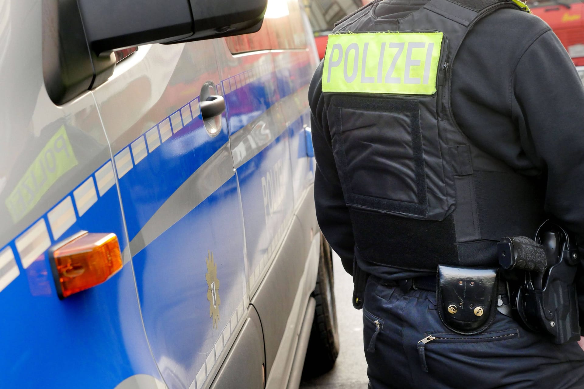 09.02.2025, Berlin - Deutschland. Polizist im Einsatz.