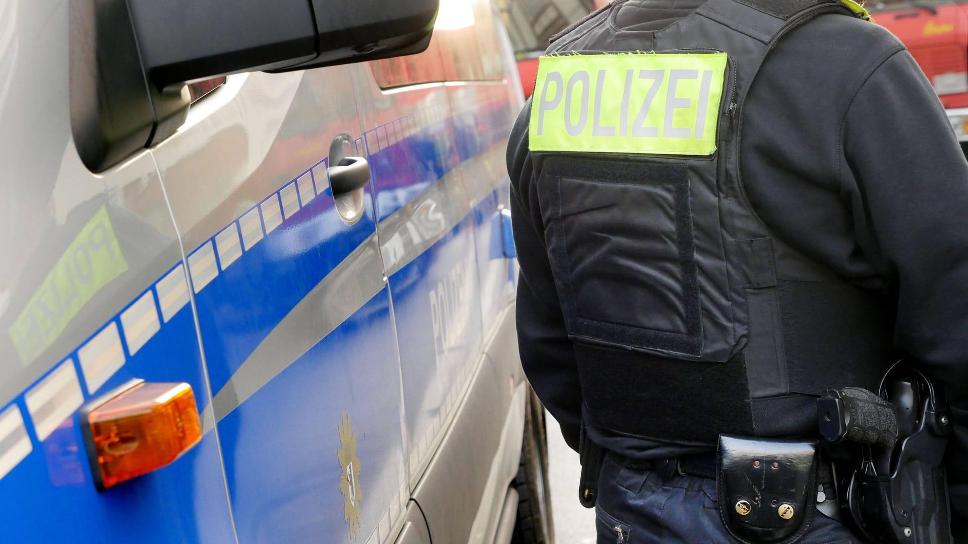 09.02.2025, Berlin - Deutschland. Polizist im Einsatz.