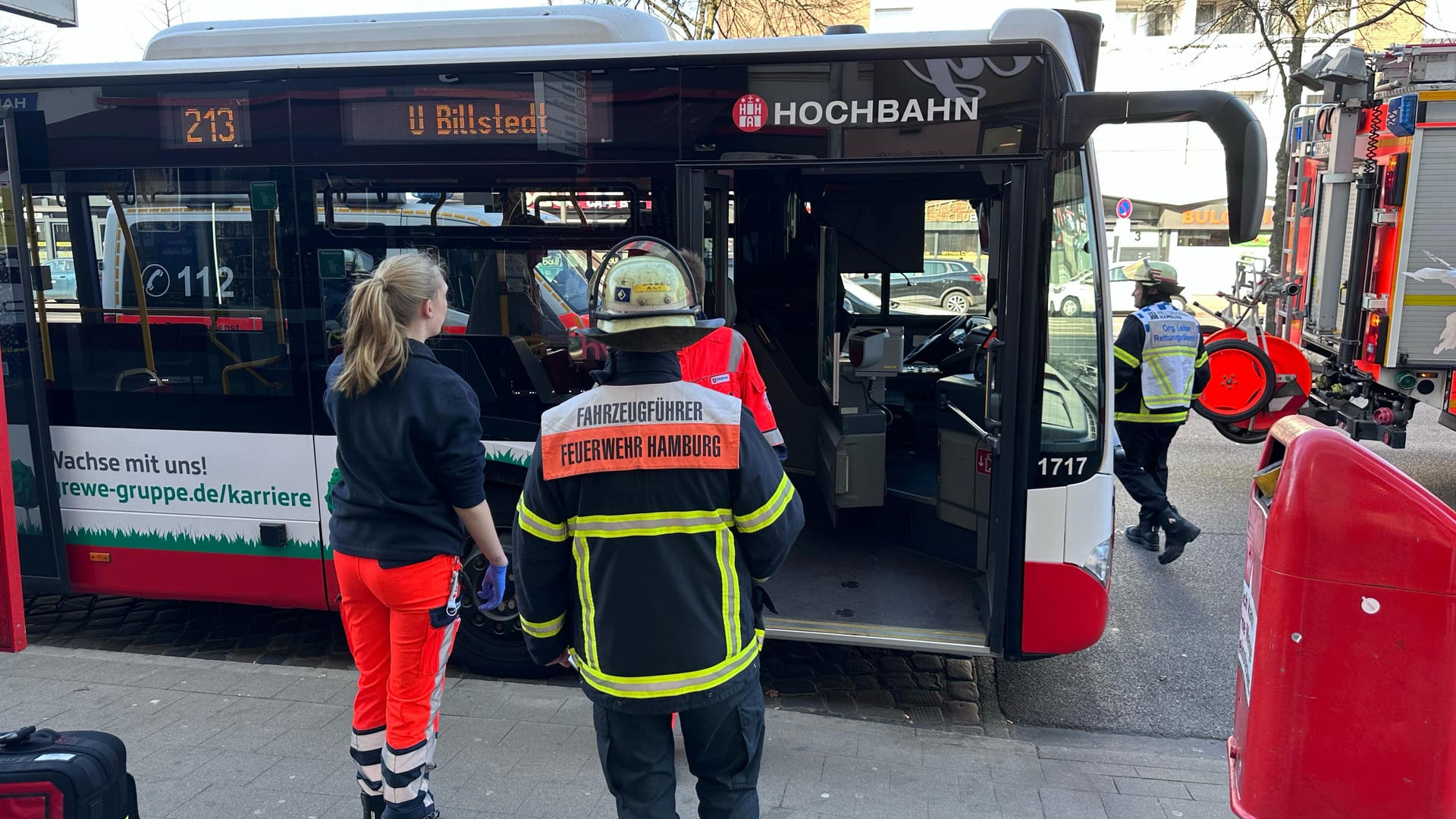 Ein Busfahrer macht eine Vollbremsung: Mehrere Menschen verletzen sich dabei.