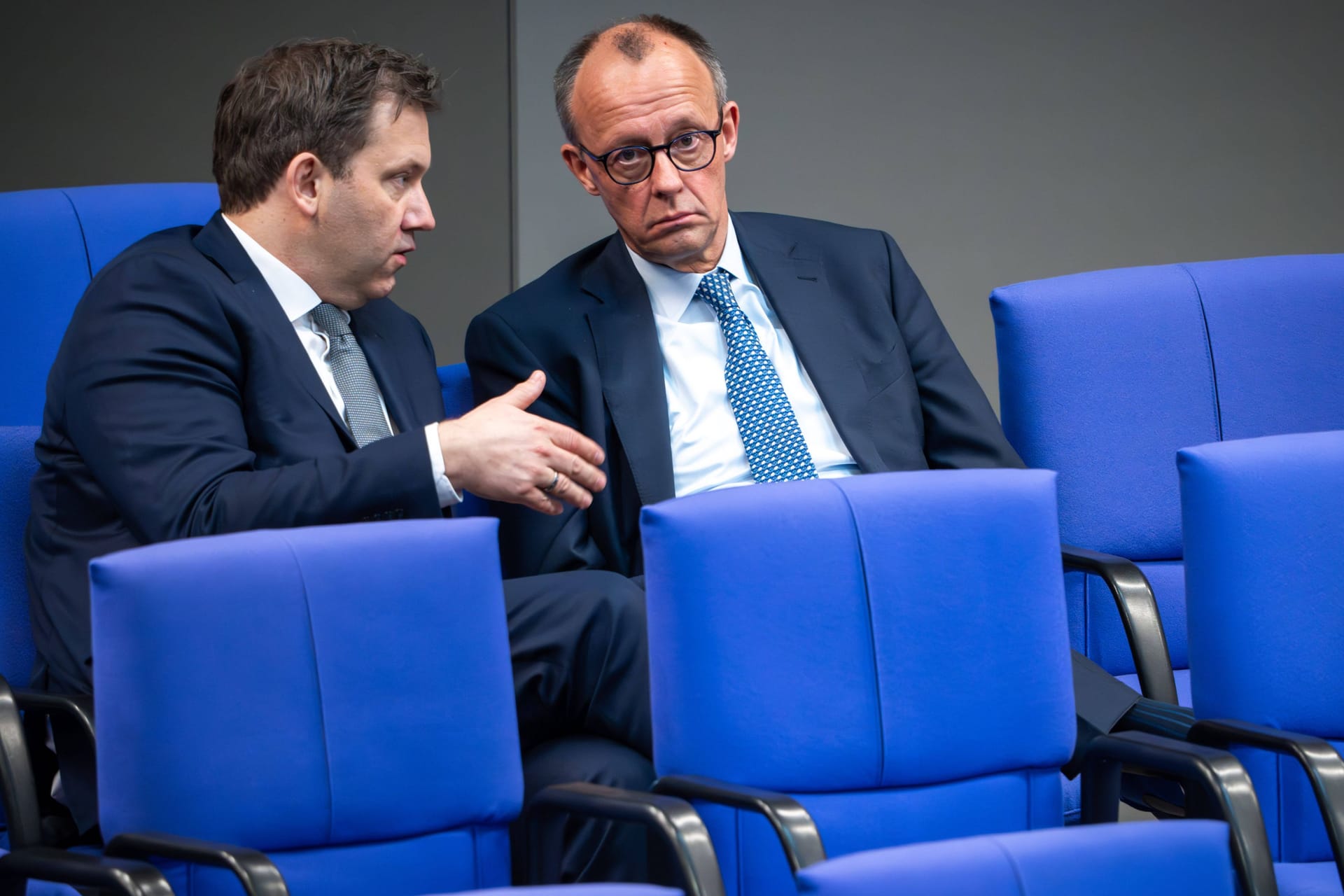 Lars Klingbeil (SPD, links) und Friedrich Merz (CDU, rechts) bei einem Gespräch im Bundestag (Archivbild).