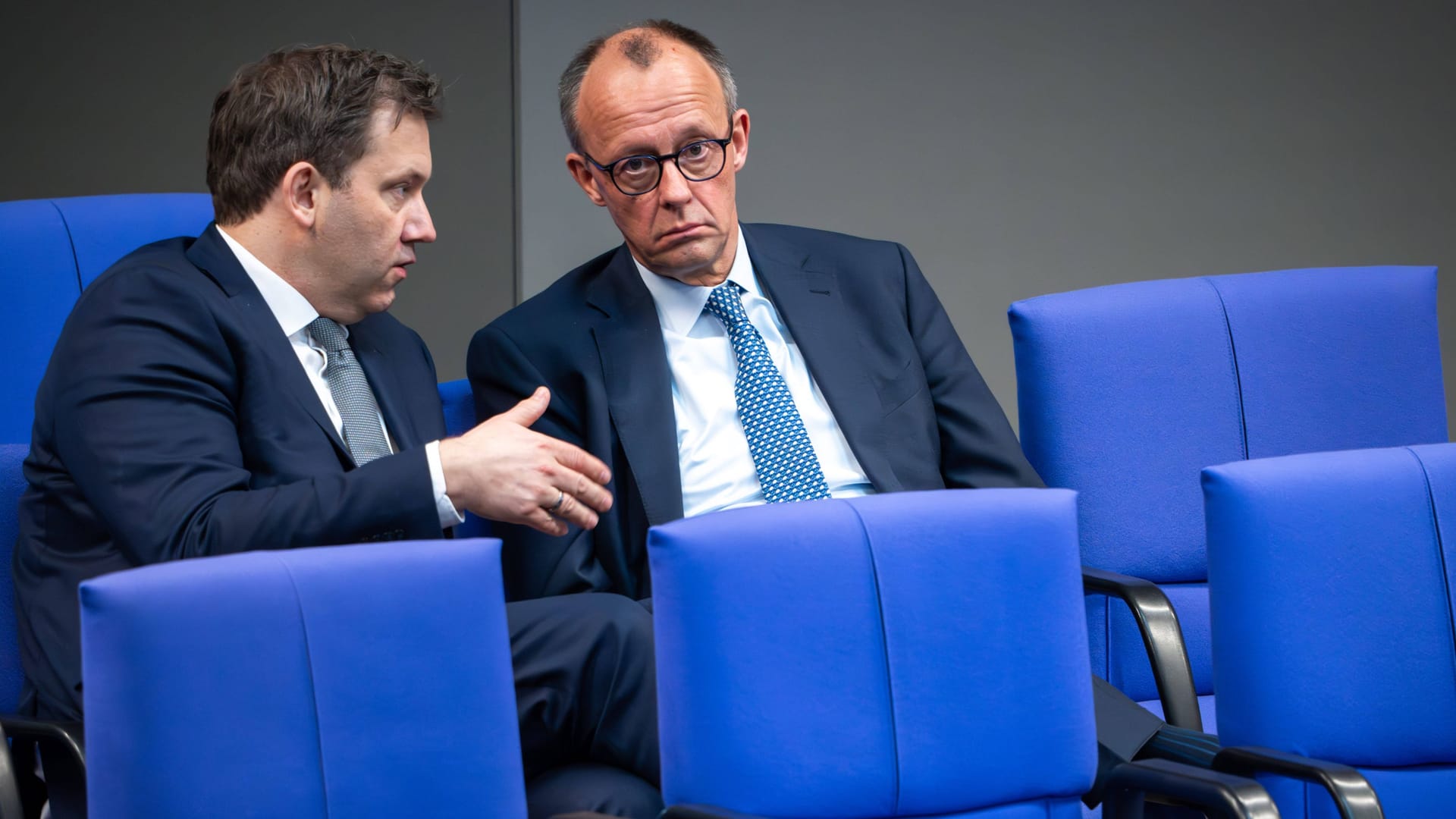 Lars Klingbeil (SPD, links) und Friedrich Merz (CDU, rechts) bei einem Gespräch im Bundestag (Archivbild).