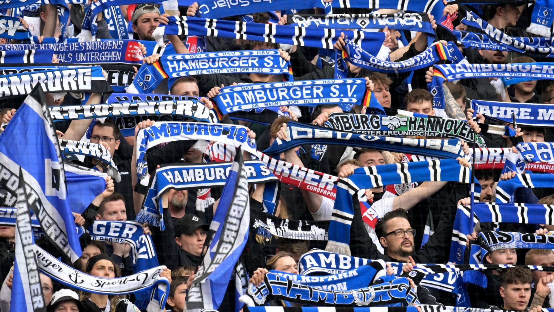 HSV-Fanblock beim Pokal-Halbfinale gegen Bremen: Gedämpfte Stimmung im Spiel.