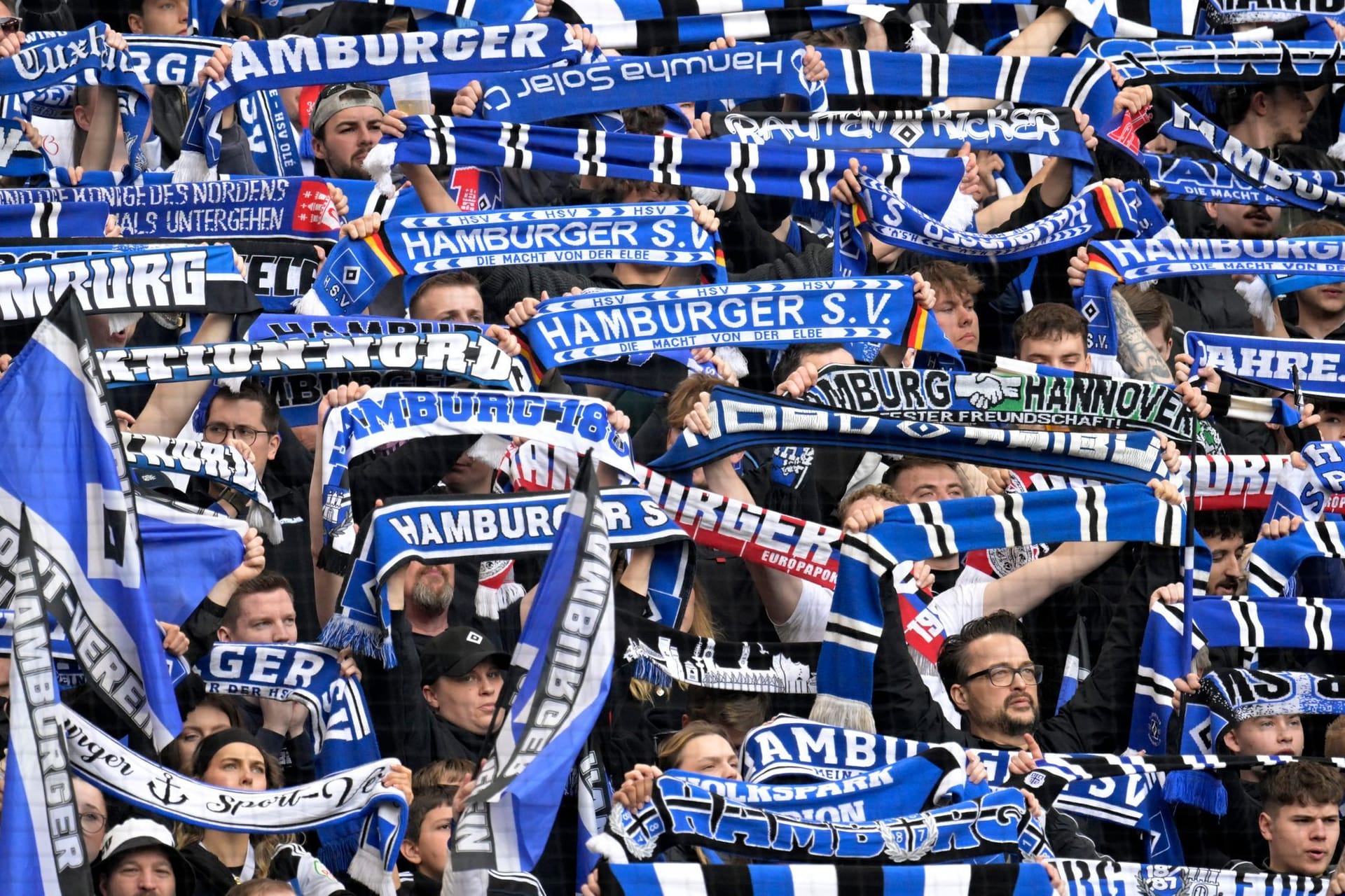 HSV-Fanblock beim Pokal-Halbfinale gegen Bremen: Gedämpfte Stimmung im Spiel.