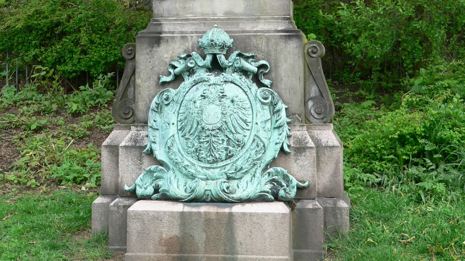 Die gestohlene Tafel am Sockel des Helgoland-Denkmals