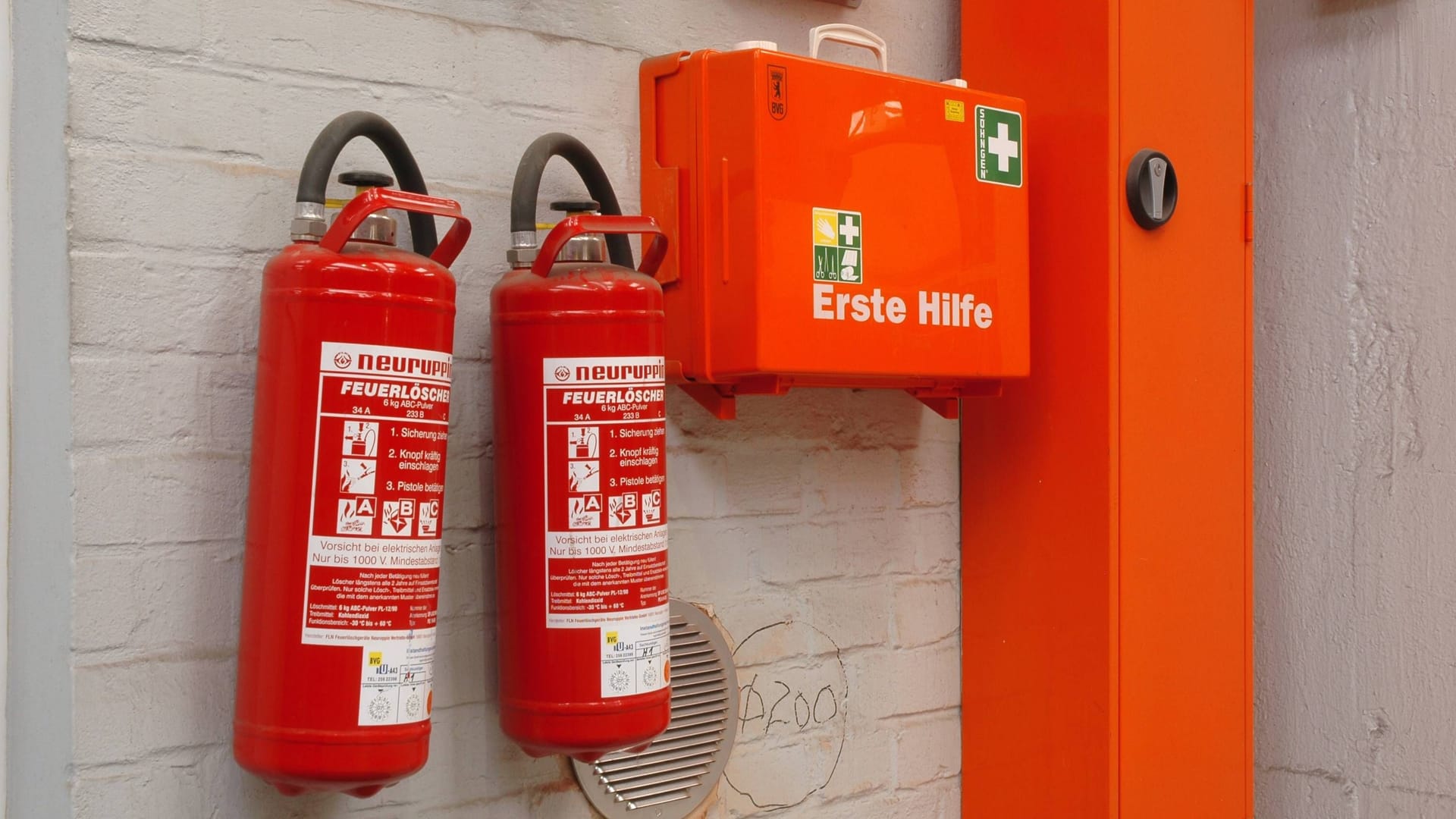 Feuerlöscher und Erste-Hilfe-Koffer (Symbolbild): In einer Münchner U-Bahn hat ein Mann den Schaum eines Feuerlöschers zweckentfremdet.