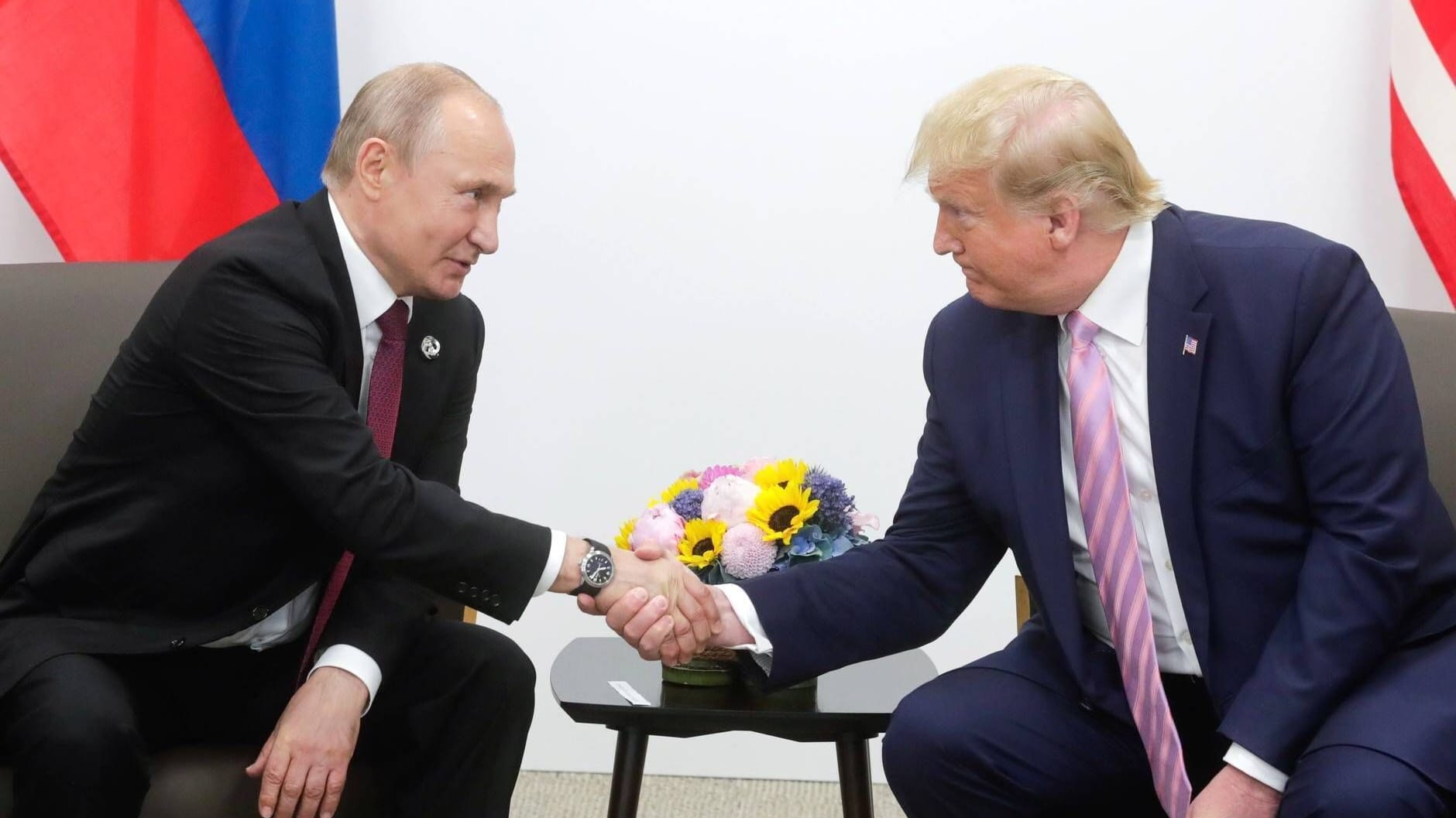 Putin (l.) und Donald Trump beim G-20-Gipfel im japanischen Osaka im Jahr 2019.