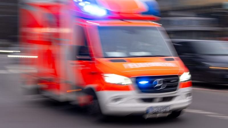 Ein Rettungswagen der Feuerwehr fährt mit Blaulicht zum Einsatz (Aufnahme mit Langzeitbelichtung). (zu dpa: «Fußgängerin stirbt nach Unfall in Berlin-Lichtenberg»)