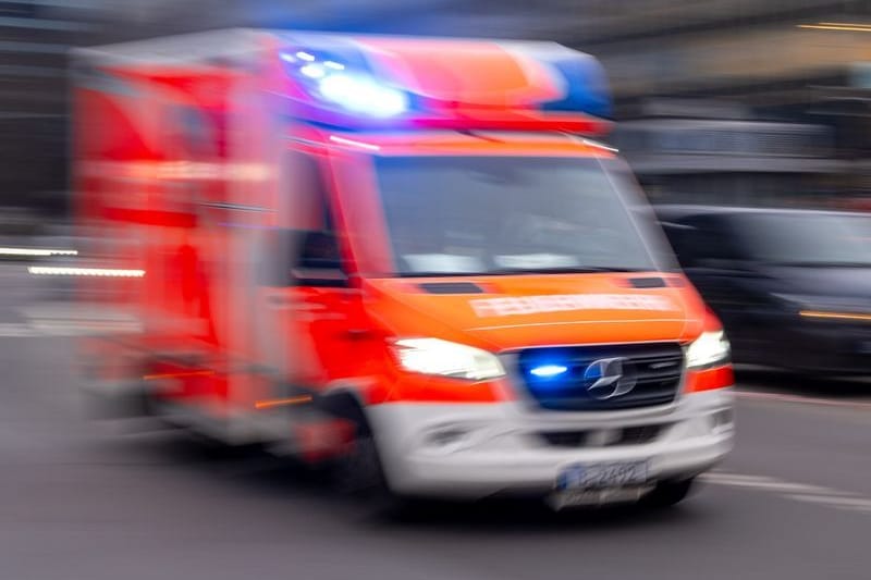 Ein Rettungswagen der Feuerwehr fährt mit Blaulicht zum Einsatz (Aufnahme mit Langzeitbelichtung). (zu dpa: «Fußgängerin stirbt nach Unfall in Berlin-Lichtenberg»)