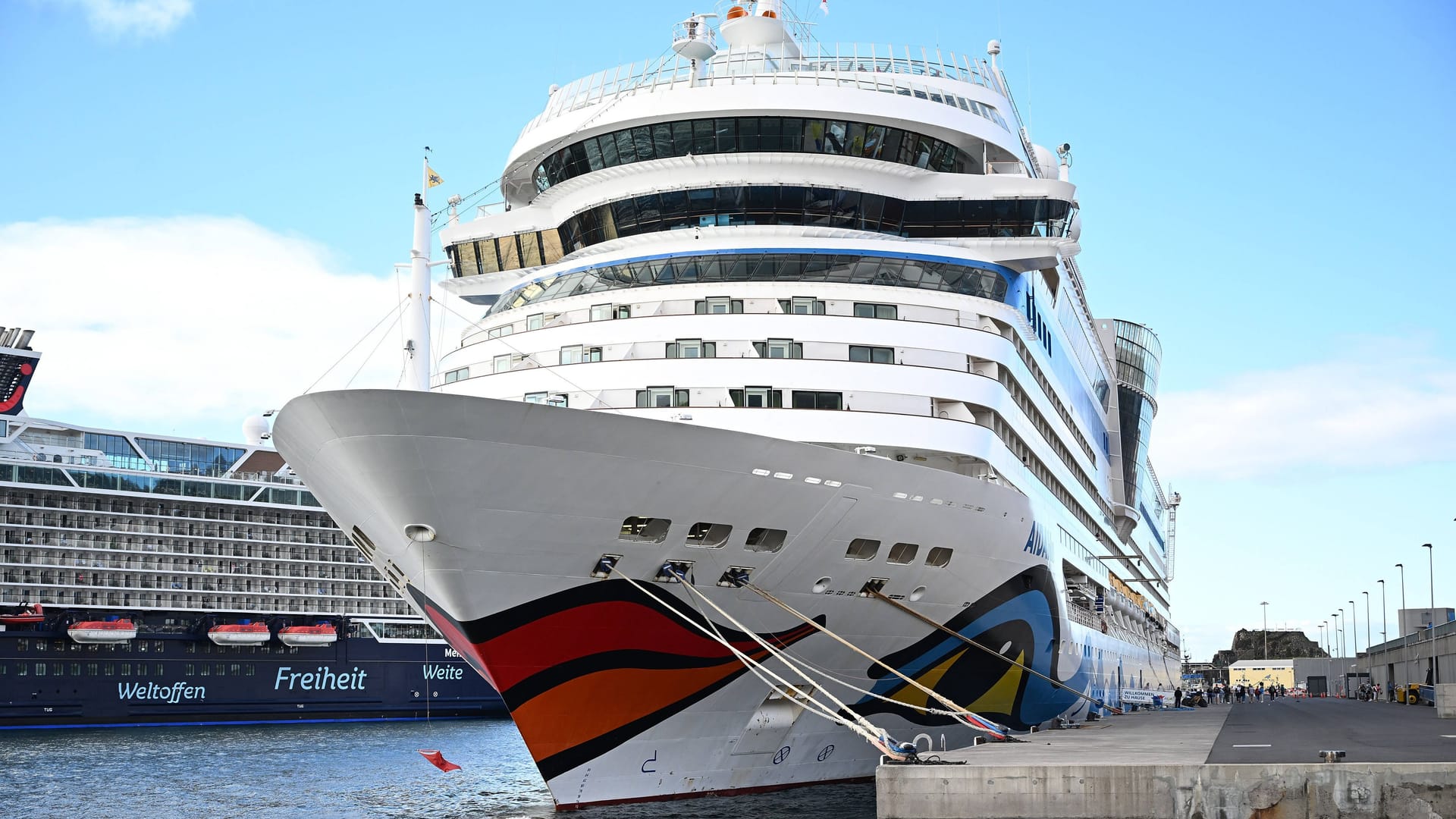 Kreuzfahrtschiff "Aida Blu" bei einer Reise in Madeira: Ob die gestrandeten Passagiere später an Bord gehen können, ist noch unklar.