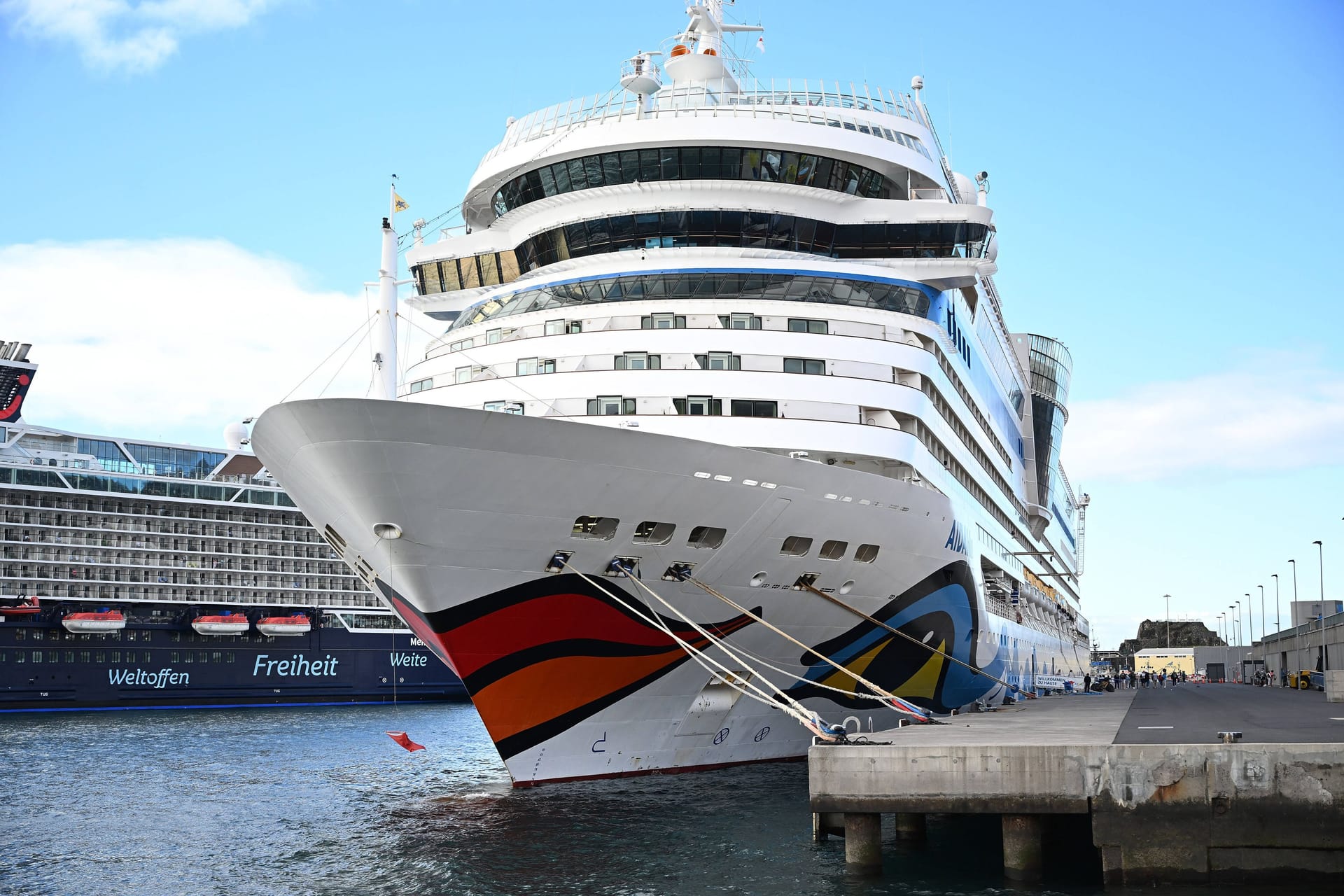 Kreuzfahrtschiff "Aida Blu" bei einer Reise in Madeira: Ob die gestrandeten Passagiere später an Bord gehen können, ist noch unklar.