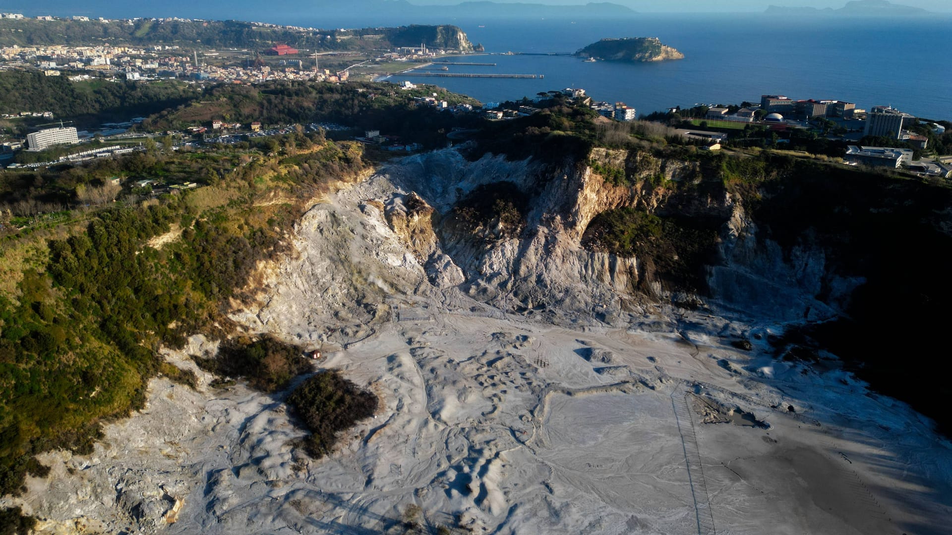 Luftaufnahme der Solfatara-Fumarolen in den Phlegräischen Feldern: Der Supervulkan an Italiens Küste ist statistisch gesehen fällig.