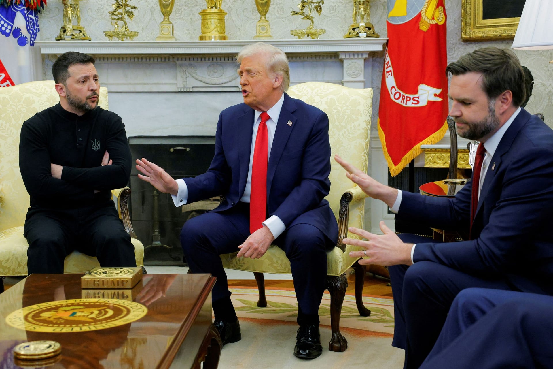 Streitgespräch zwischen Wolodymyr Selenskyj (links), Donald Trump und J. D. Vance (rechts).