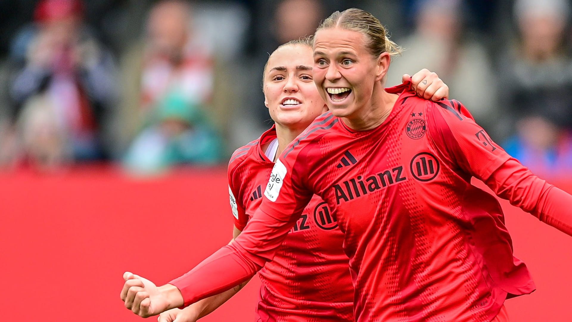 Klara Bühl (r.): Sie spielt seit 2020 beim FC Bayern.