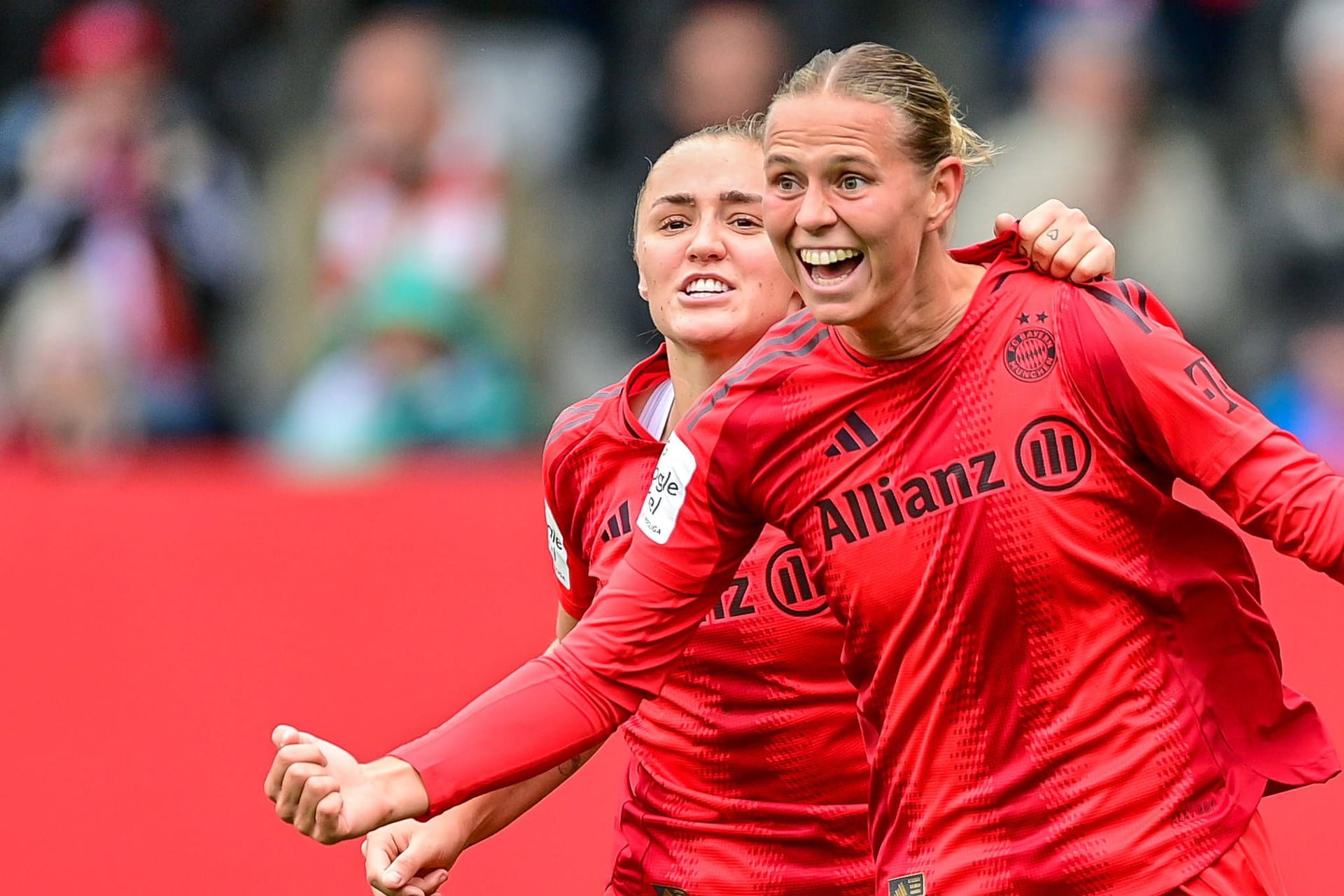 Klara Bühl (r.): Sie spielt seit 2020 beim FC Bayern.