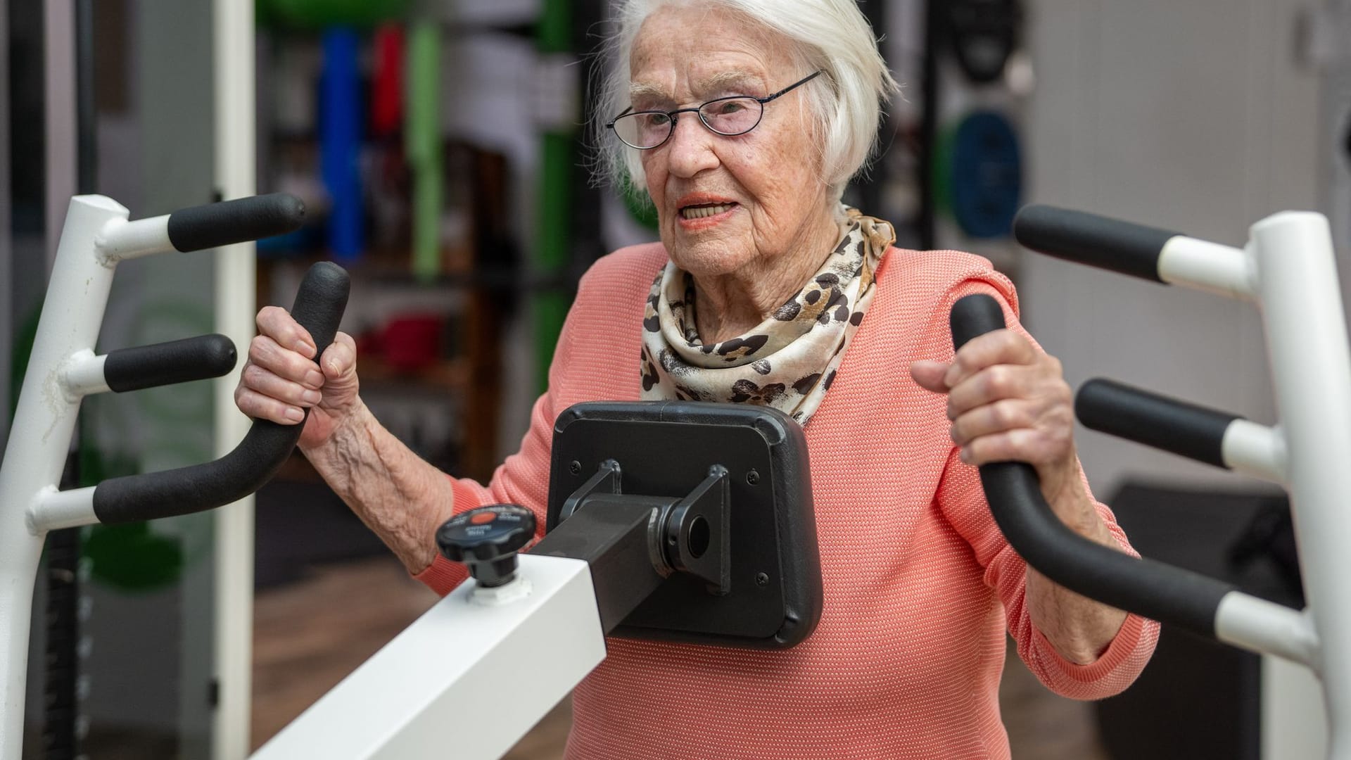 100-Jährige trainiert im Fitnessstudio