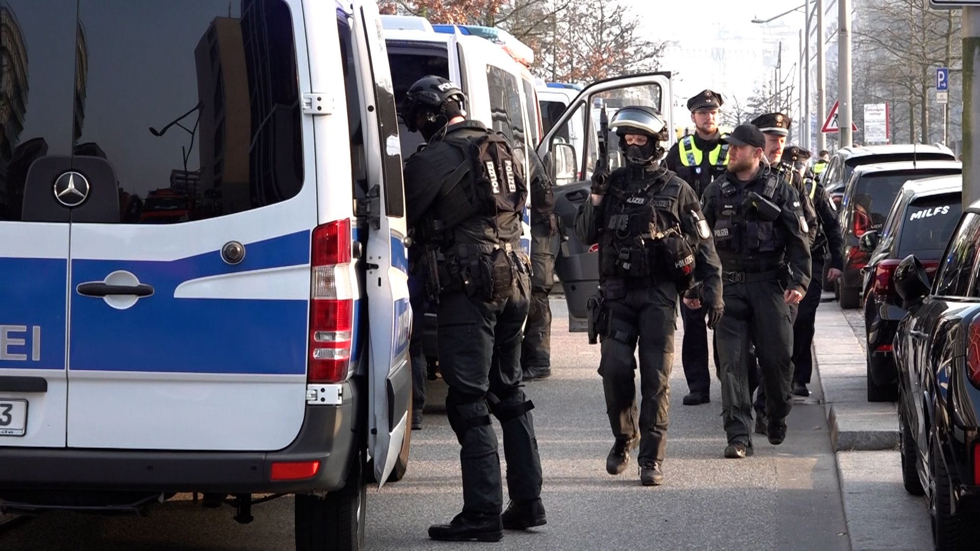 USE der Bereitschaftspolizei im Einsatz: Die Einsatzkräfte rückten in die Hafencity aus.