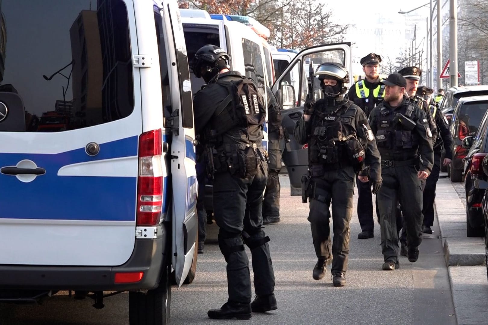 USE der Bereitschaftspolizei im Einsatz: Die Einsatzkräfte rückten in die Hafencity aus.