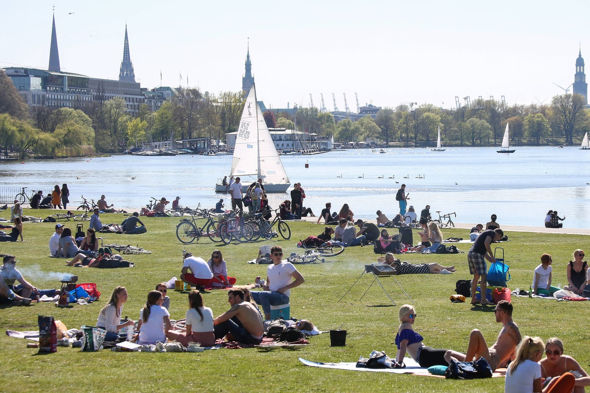 Sonne an der Außenalster in Hamburg (Archivbild): Am Freitag klettern die Temperaturen in der Hansestadt auf bis zu 19 Grad.