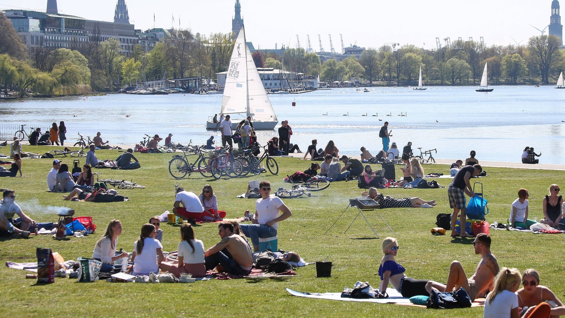 Sonne an der Außenalster in Hamburg (Archivbild): Am Freitag klettern die Temperaturen in der Hansestadt auf bis zu 19 Grad.