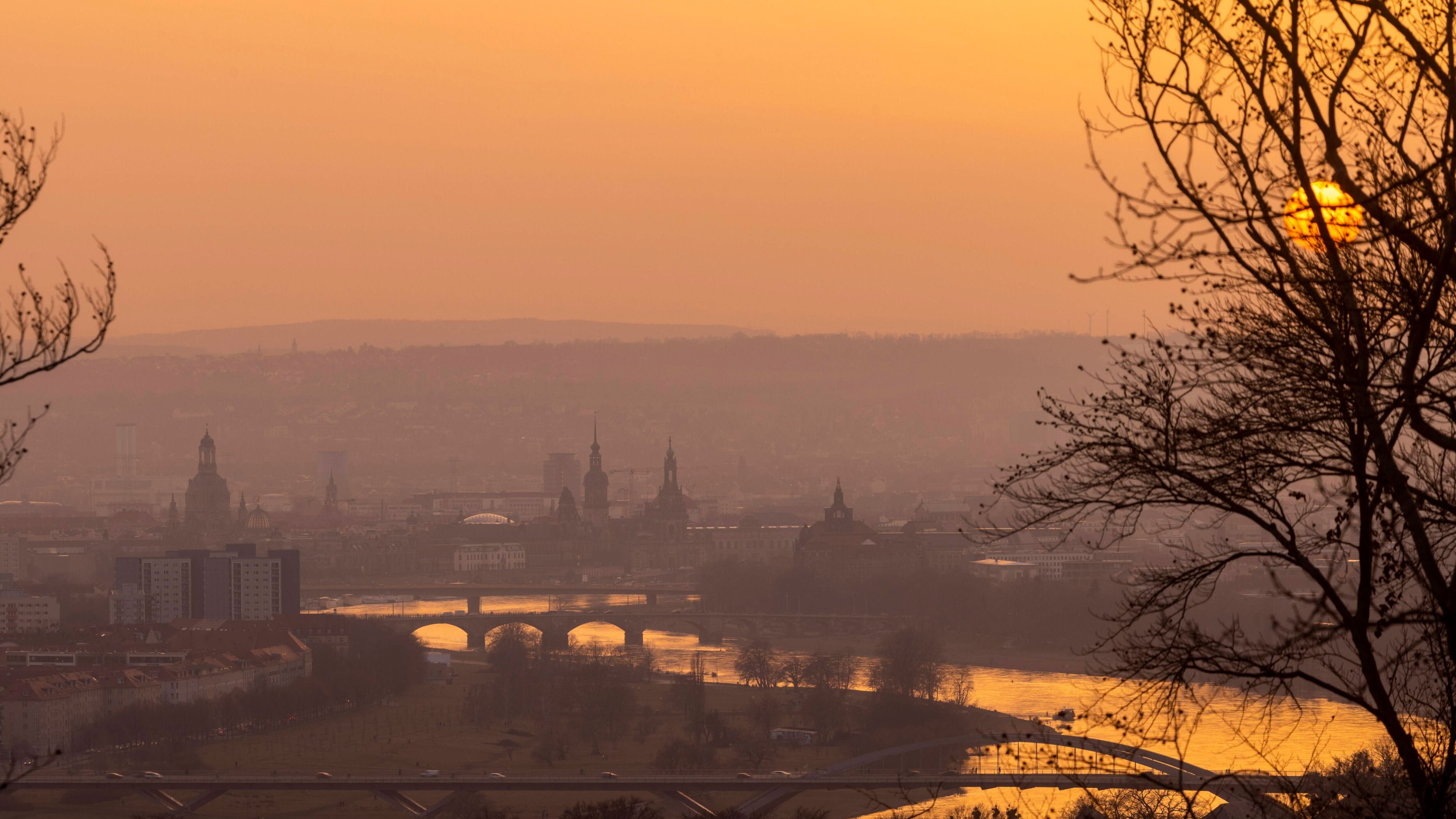 Saharastaub über Deutschland (Archivbild): Das Foto zeigt Dresden im Februar 2021.