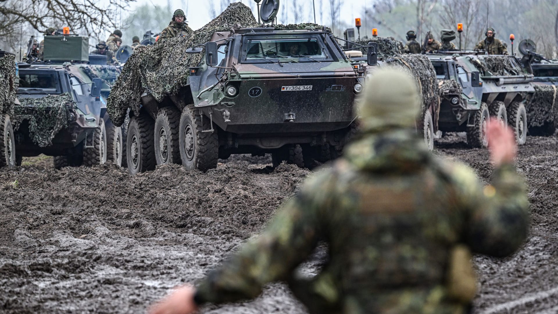 Bundeswehrradpanzer während einer Übung (Symbolbild): Deutschland will erst abwarten, ob die vorgeschlagene Waffenruhe zustande kommt, bevor für Soldaten in der Ukraine nachgedacht wird.