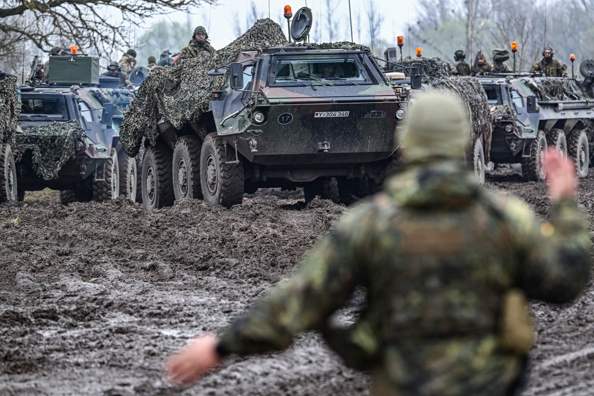 Bundeswehrradpanzer während einer Übung (Symbolbild): Deutschland will erst abwarten, ob die vorgeschlagene Waffenruhe zustande kommt, bevor für Soldaten in der Ukraine nachgedacht wird.